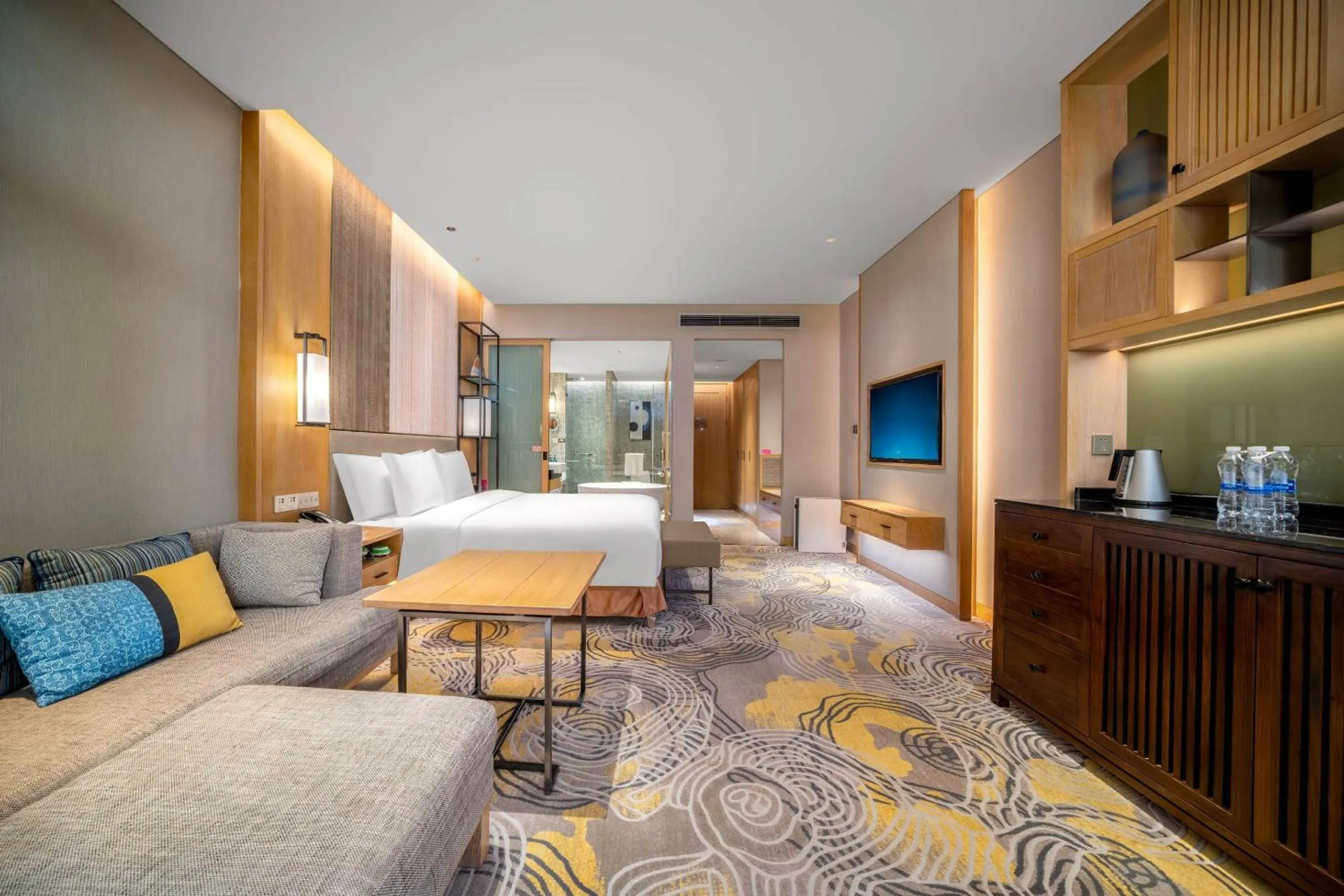 Photo of the whole room, Bed in Crowne Plaza - Kunming Ancient Dian Town by IHG