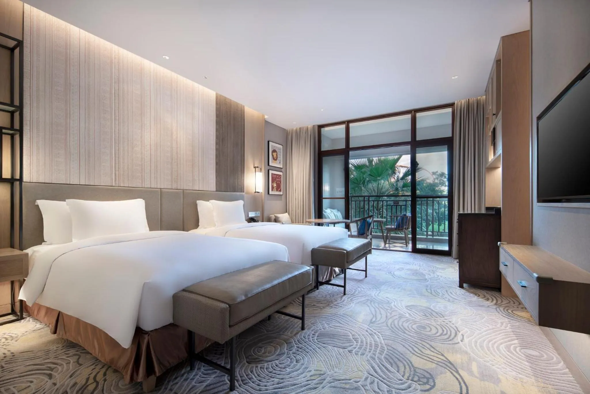 Photo of the whole room, Bed in Crowne Plaza - Kunming Ancient Dian Town by IHG