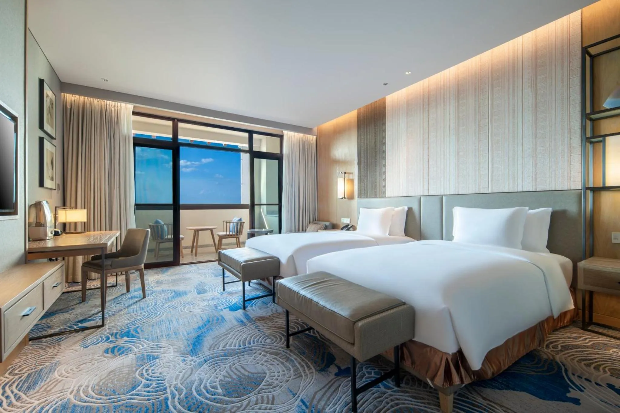 Photo of the whole room, Bed in Crowne Plaza - Kunming Ancient Dian Town by IHG