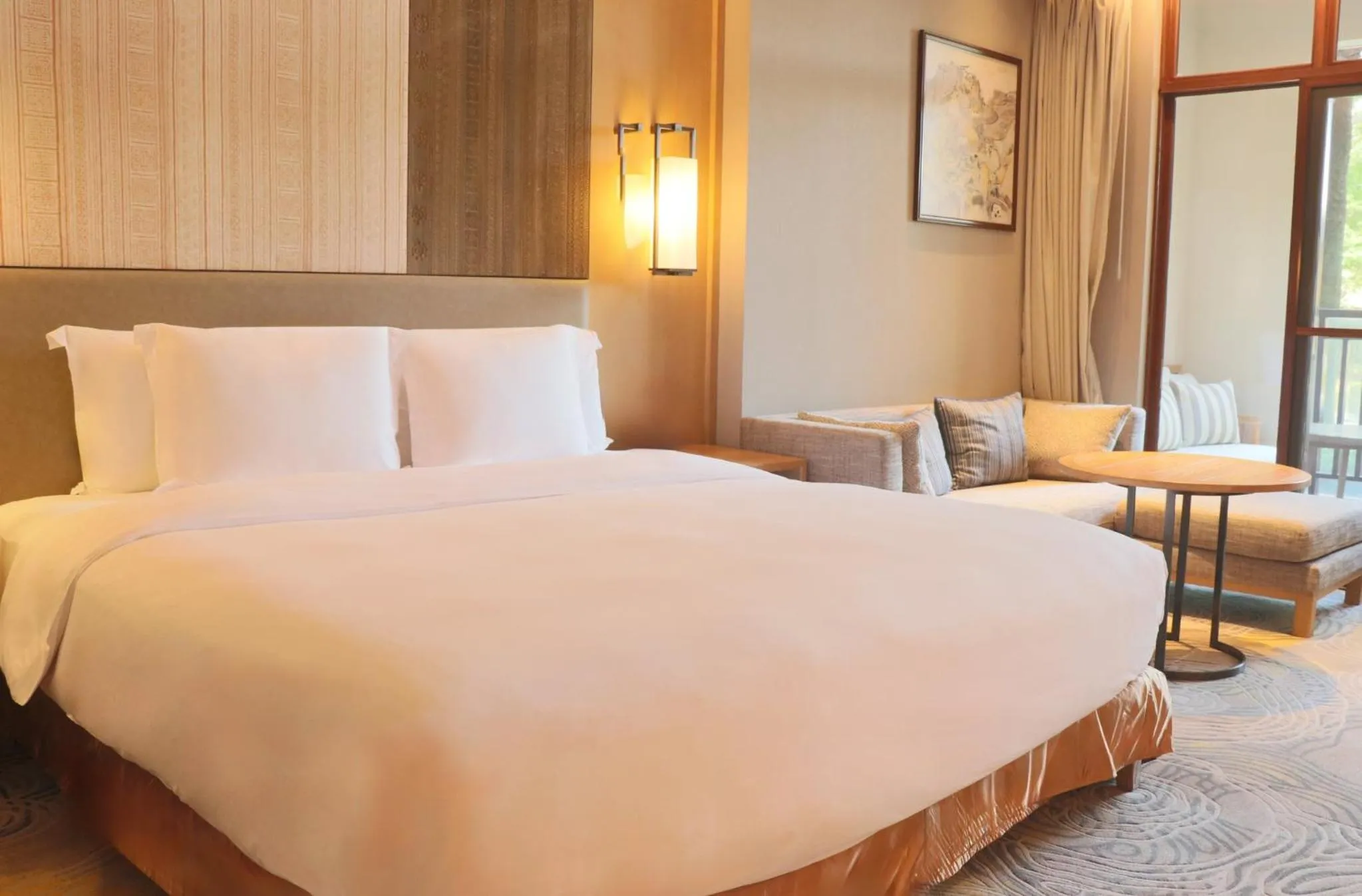 Photo of the whole room, Bed in Crowne Plaza - Kunming Ancient Dian Town by IHG