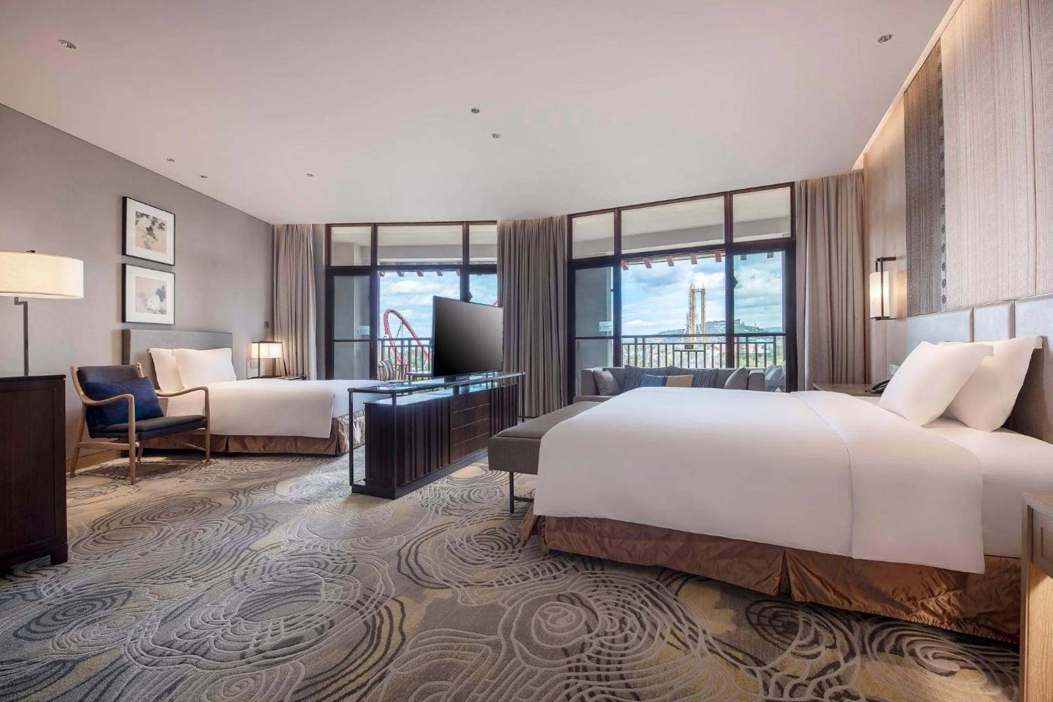 Photo of the whole room, Bed in Crowne Plaza - Kunming Ancient Dian Town by IHG