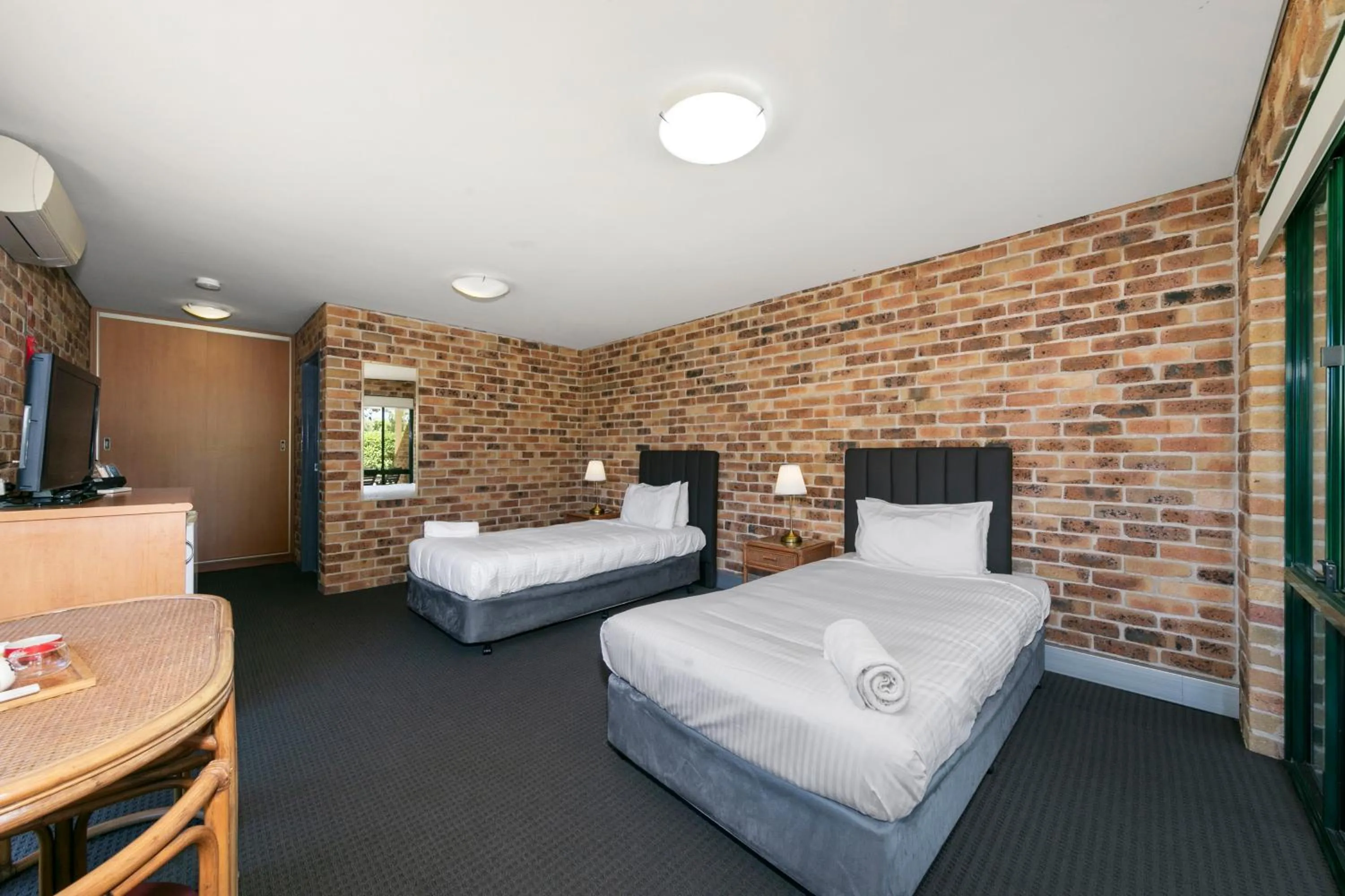 Photo of the whole room, Bed in Potters Apartments