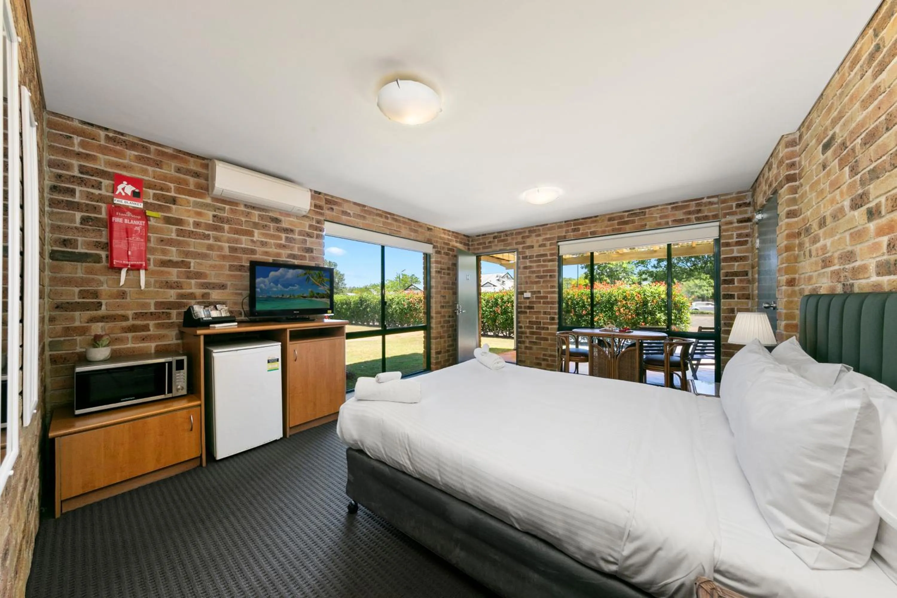 Photo of the whole room, Bed in Potters Apartments