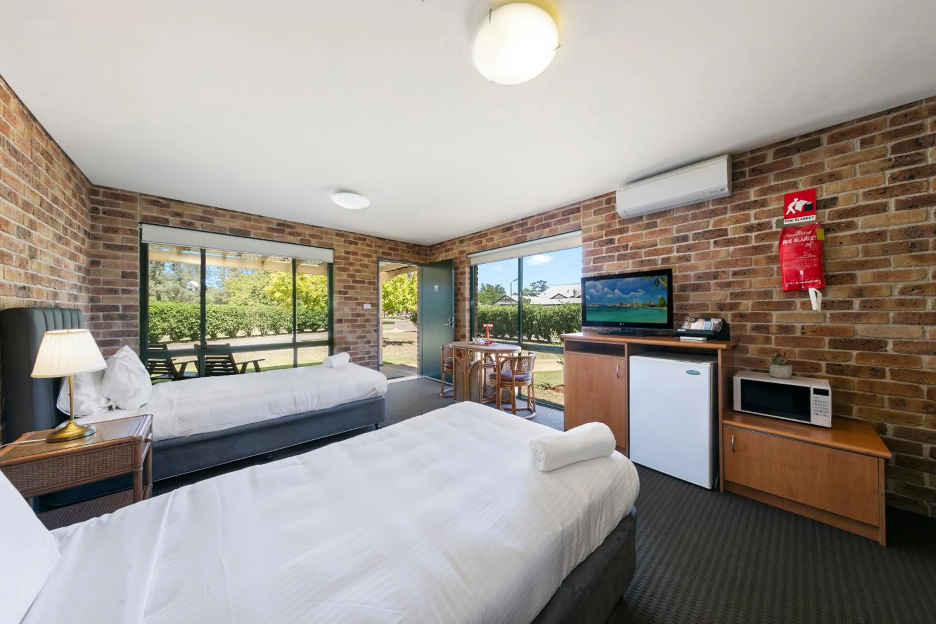 Photo of the whole room, Bed in Potters Apartments