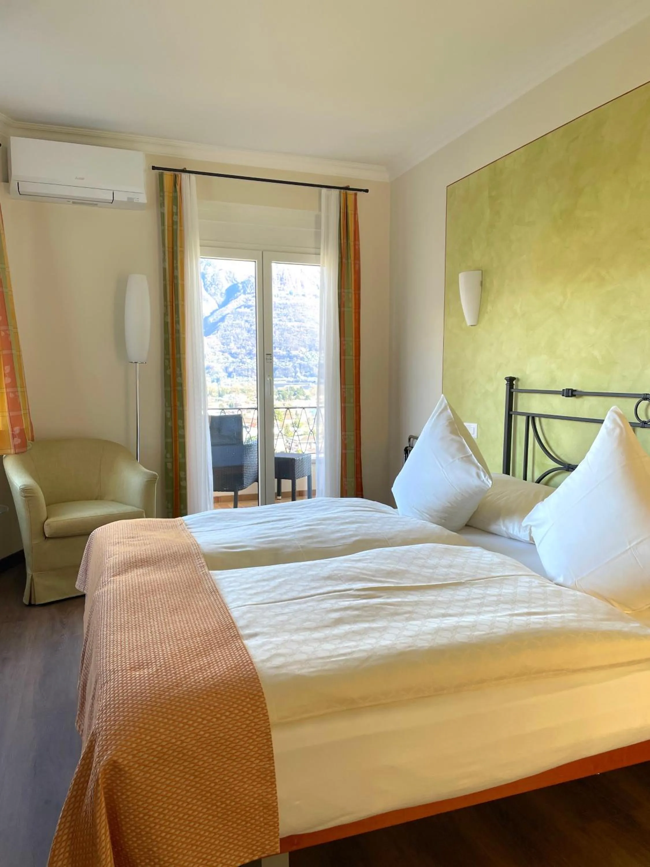 Bedroom, Bed in Hotel Tobler