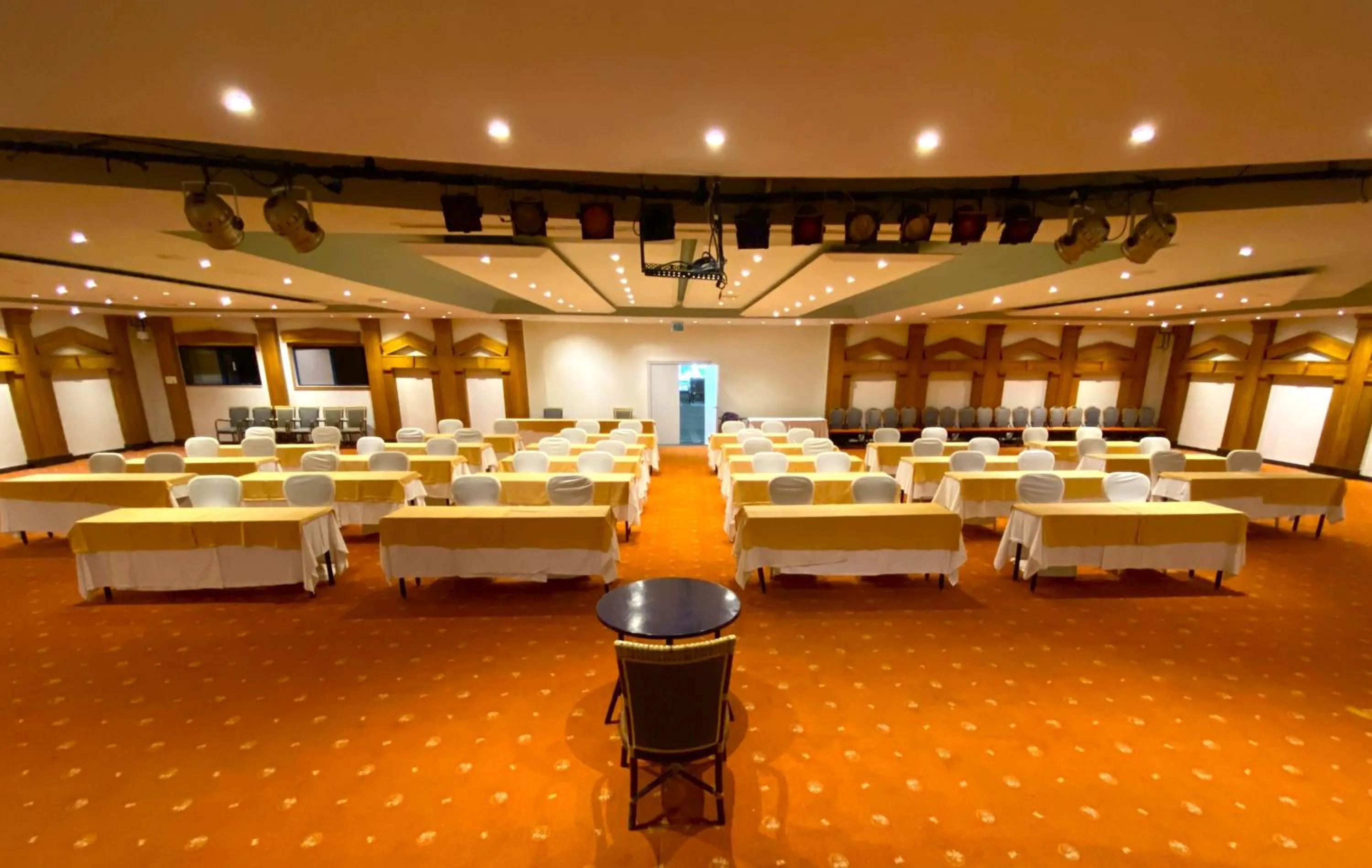 Meeting/conference room in Queen's Park Le Jardin