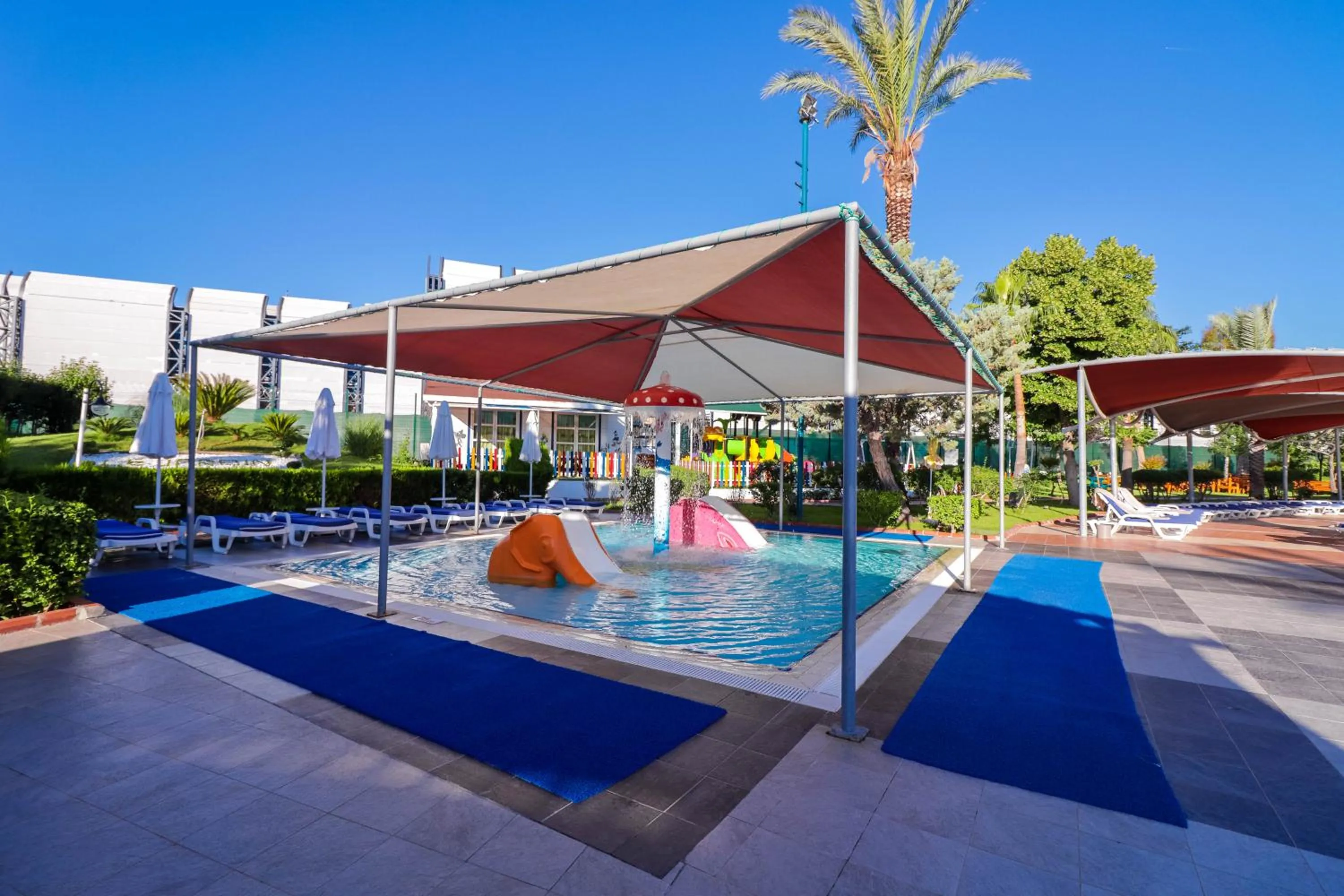 Swimming pool in Queen's Park Le Jardin