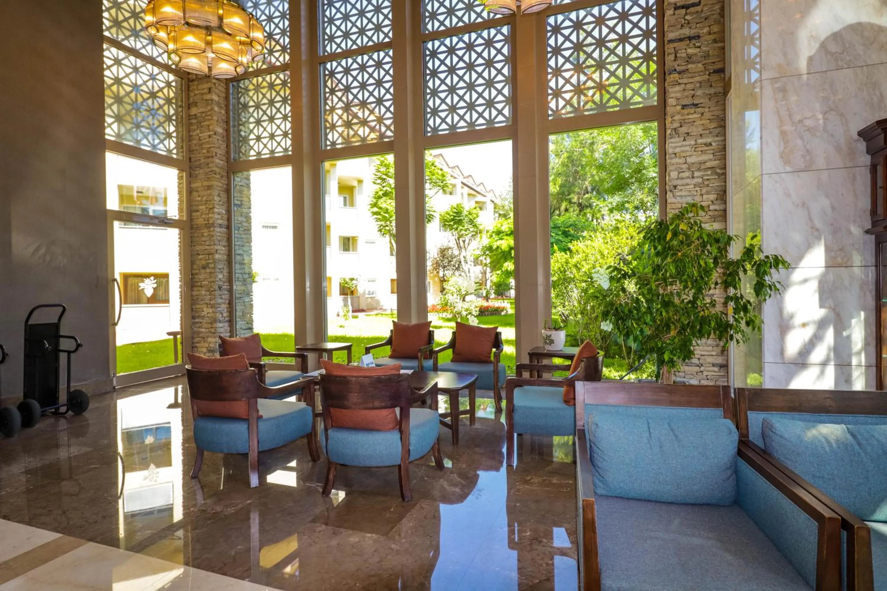 Lobby or reception in Queen's Park Le Jardin