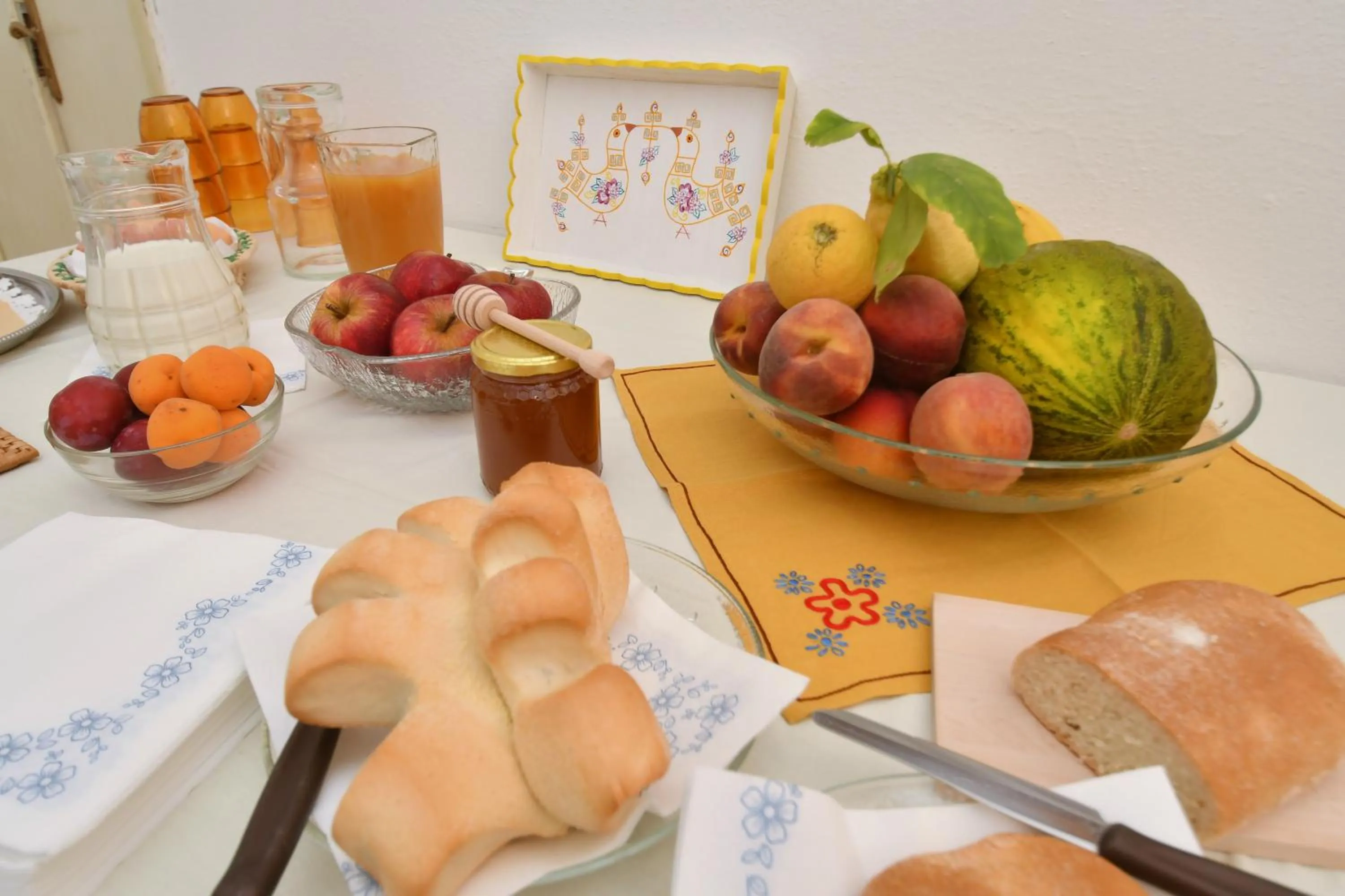 Communal lounge/ TV room in B&B Sa domo de sos Massaios