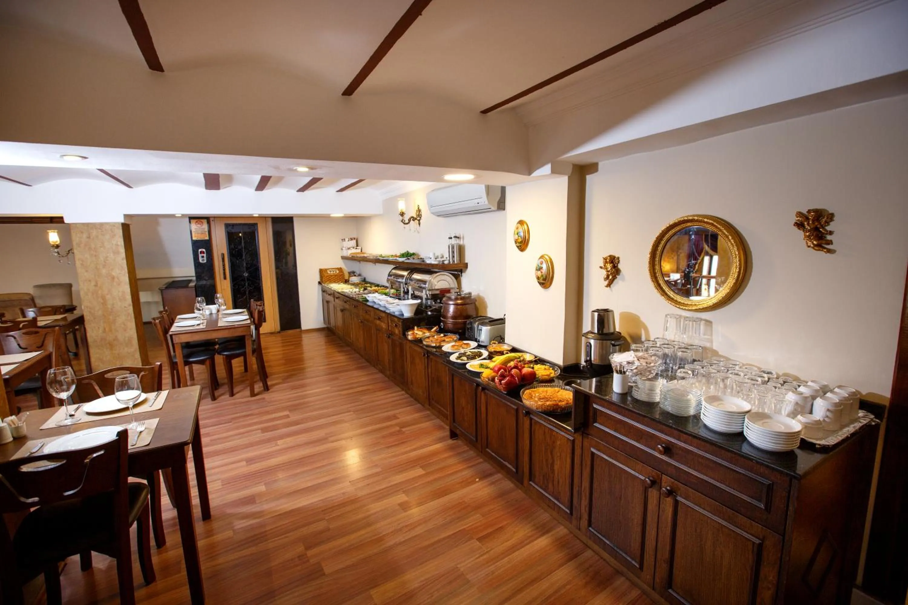 Restaurant/places to eat in Tahir Aga Konagi Hotel