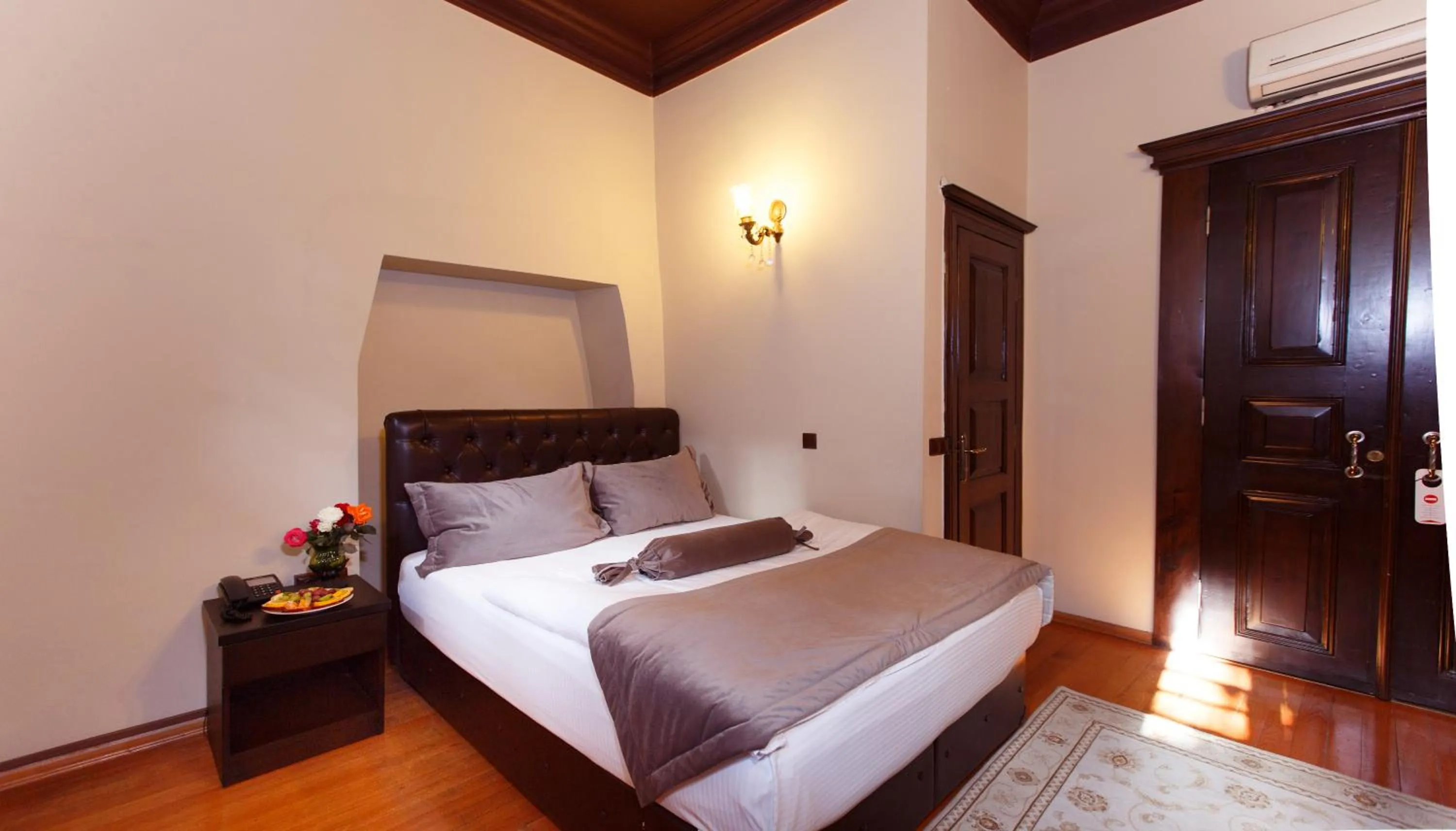 Photo of the whole room, Bed in Tahir Aga Konagi Hotel