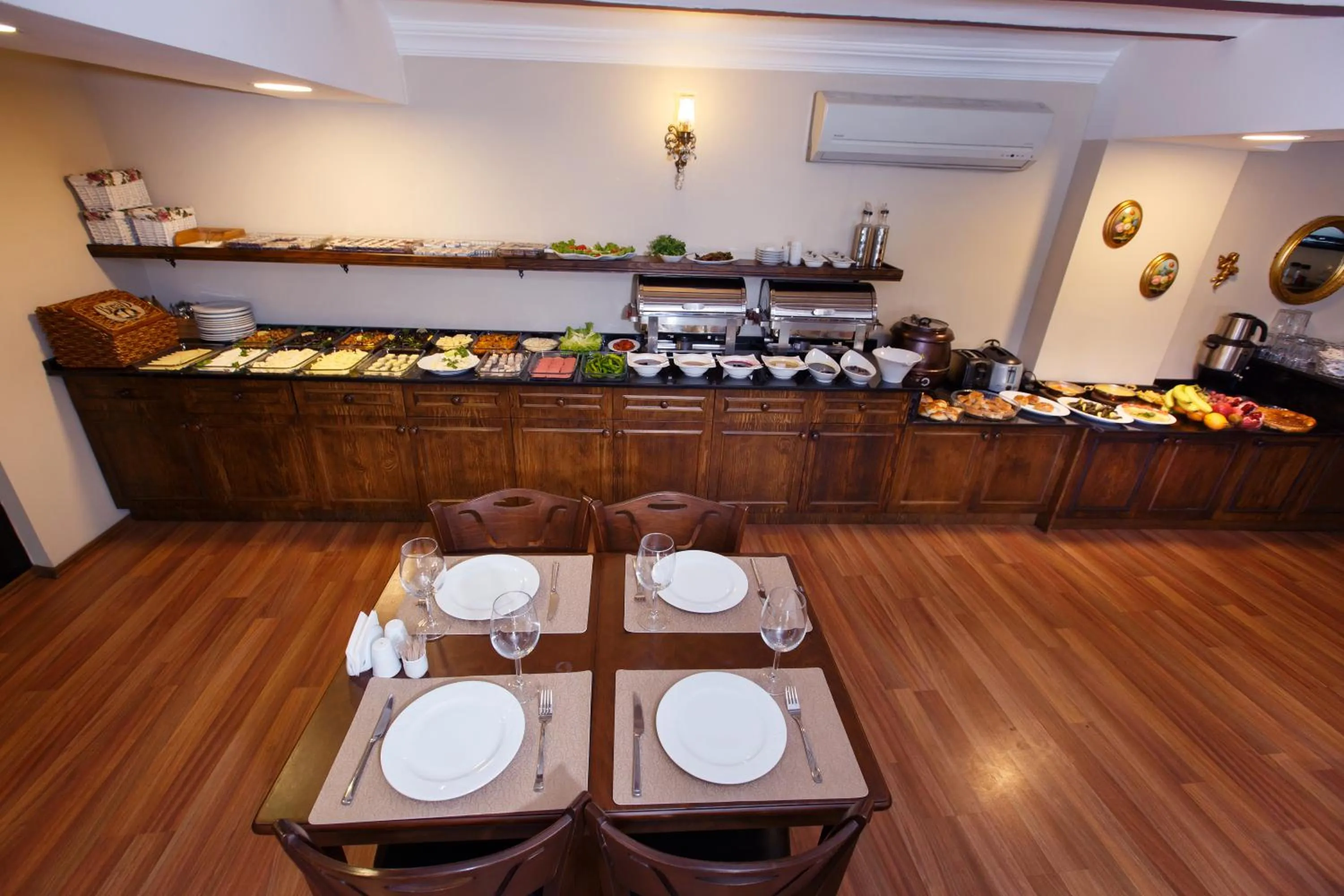 Restaurant/places to eat in Tahir Aga Konagi Hotel