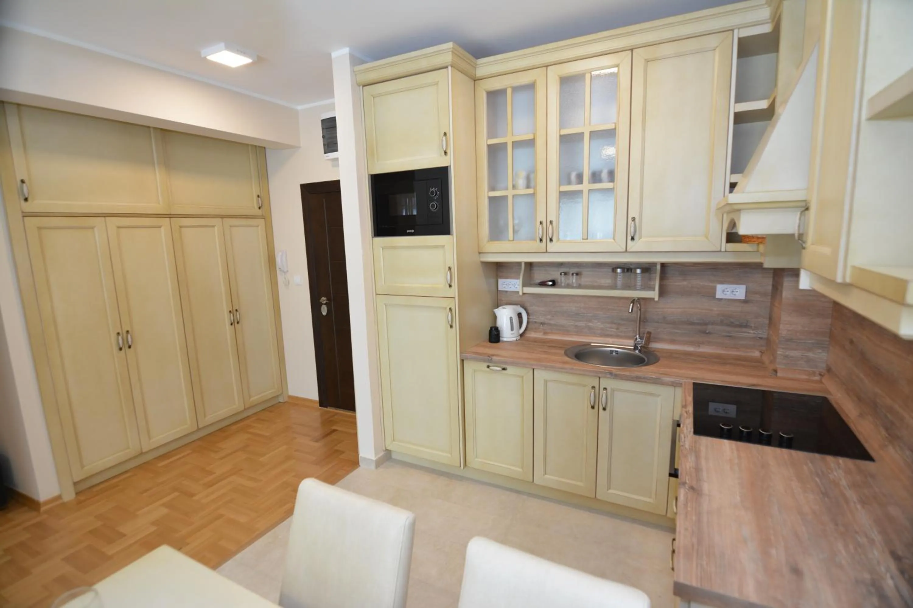 ROOMS & APARTMENTS DOBROTSKI DVORI