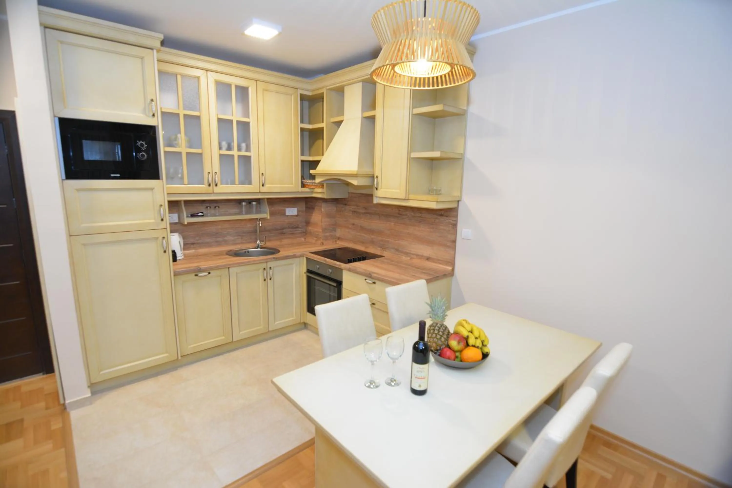 ROOMS & APARTMENTS DOBROTSKI DVORI