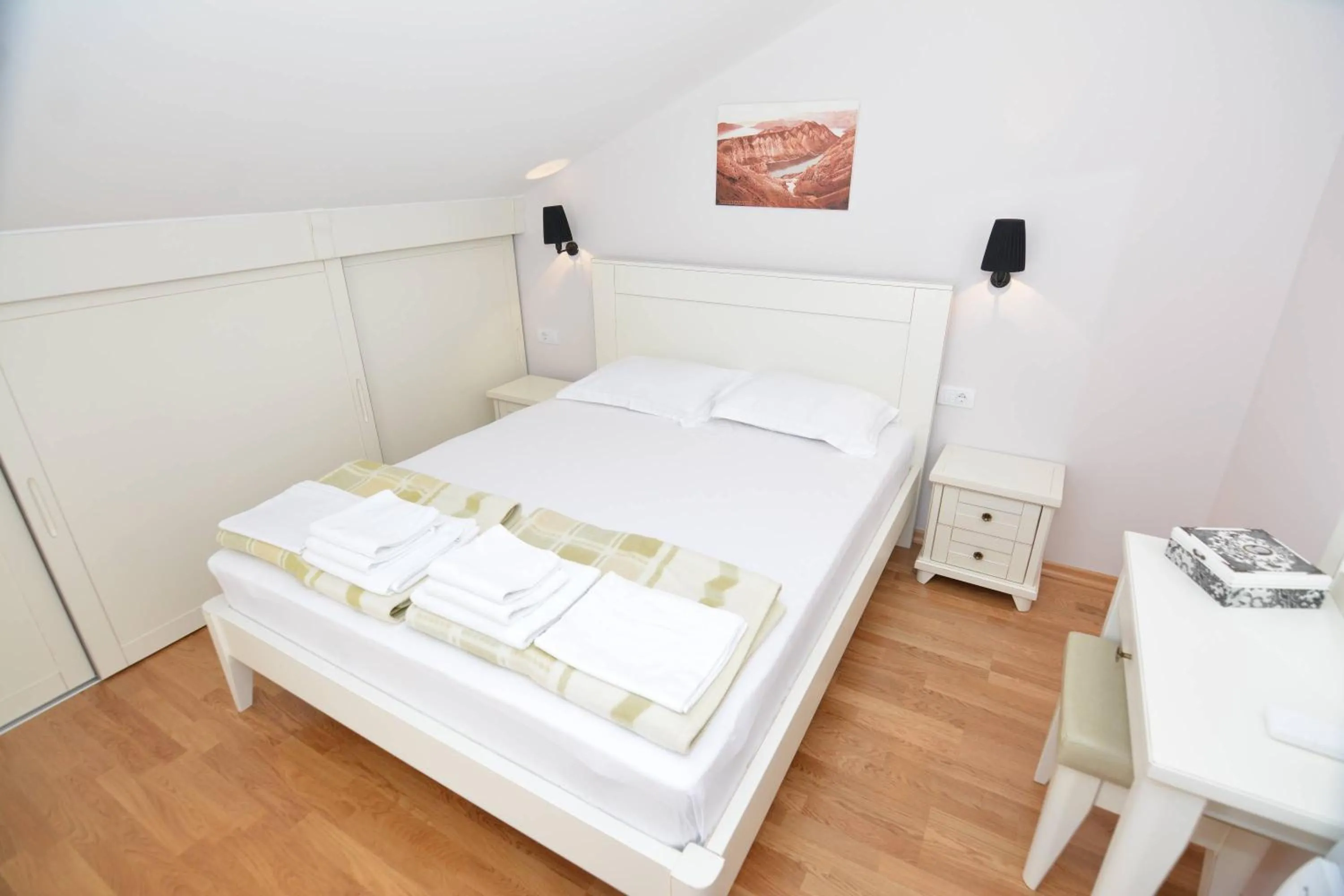 ROOMS & APARTMENTS DOBROTSKI DVORI