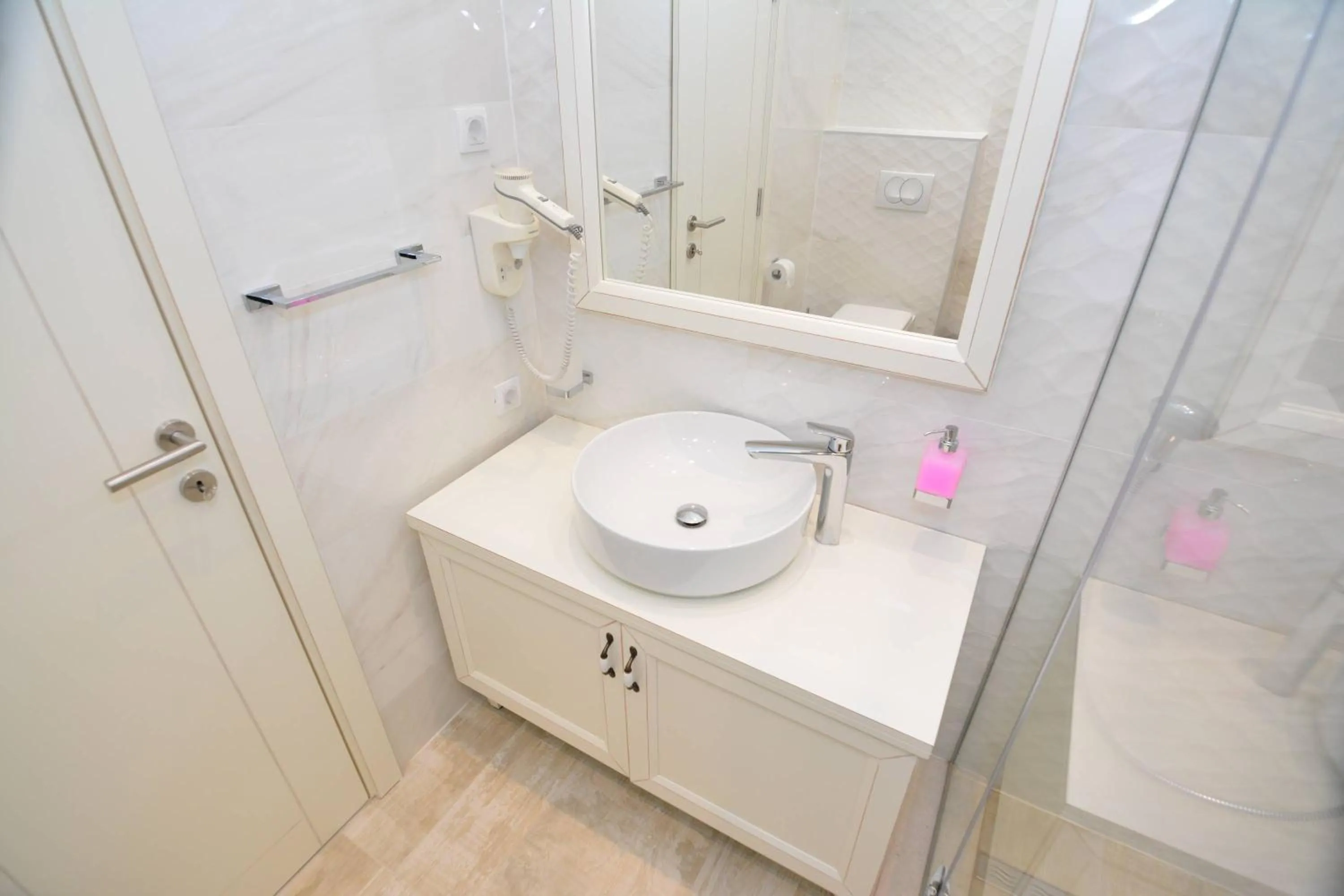 ROOMS & APARTMENTS DOBROTSKI DVORI