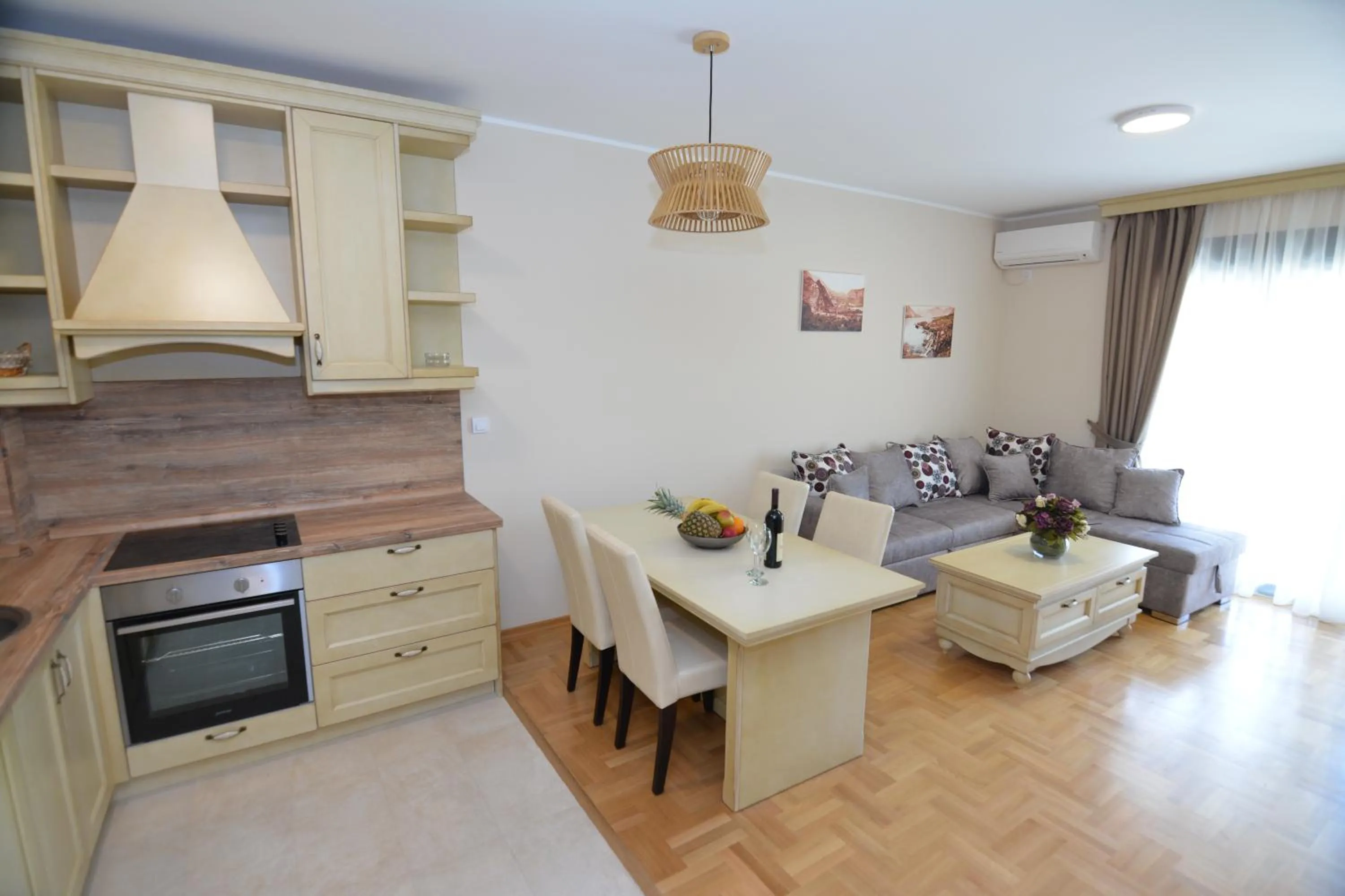 ROOMS & APARTMENTS DOBROTSKI DVORI