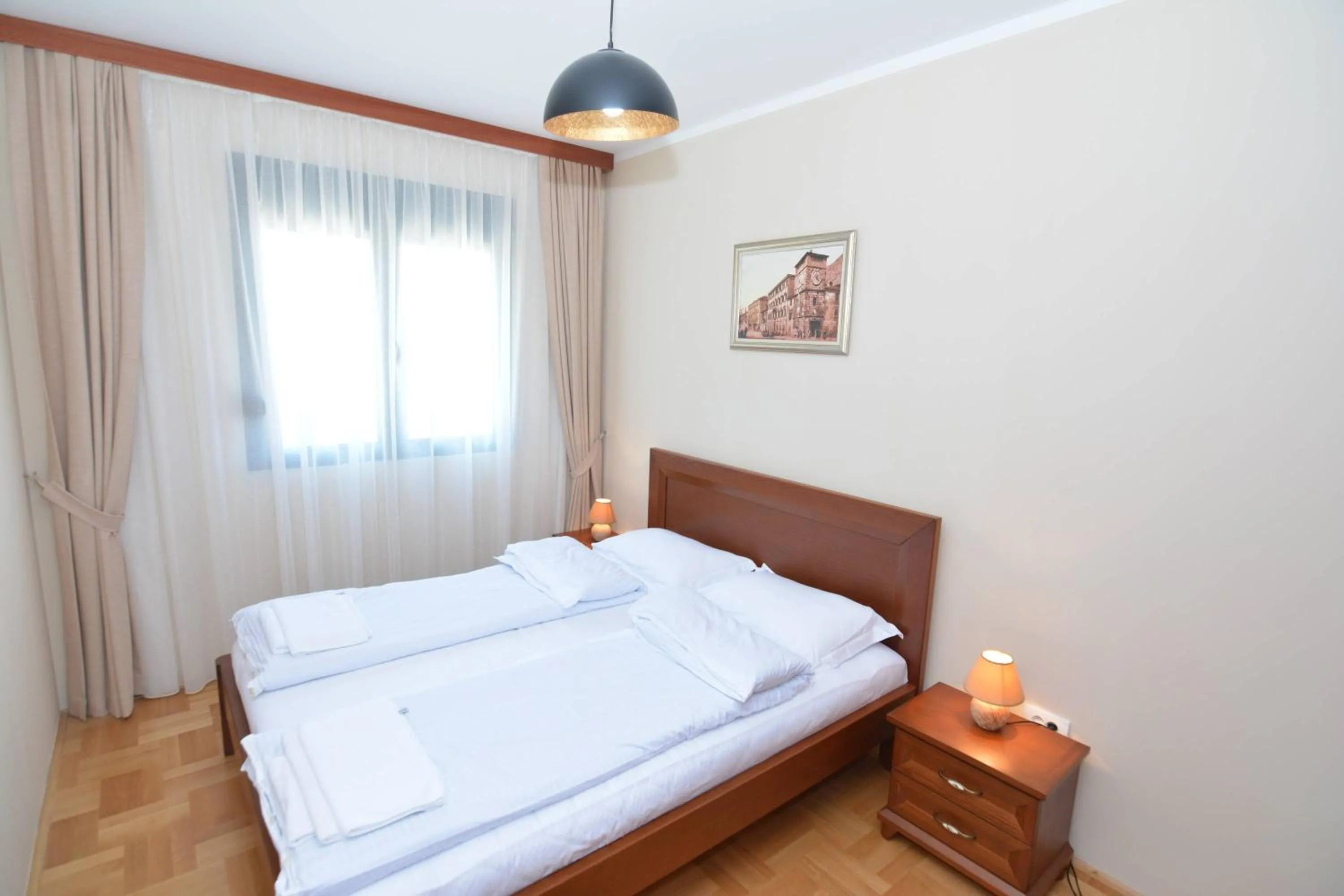 ROOMS & APARTMENTS DOBROTSKI DVORI