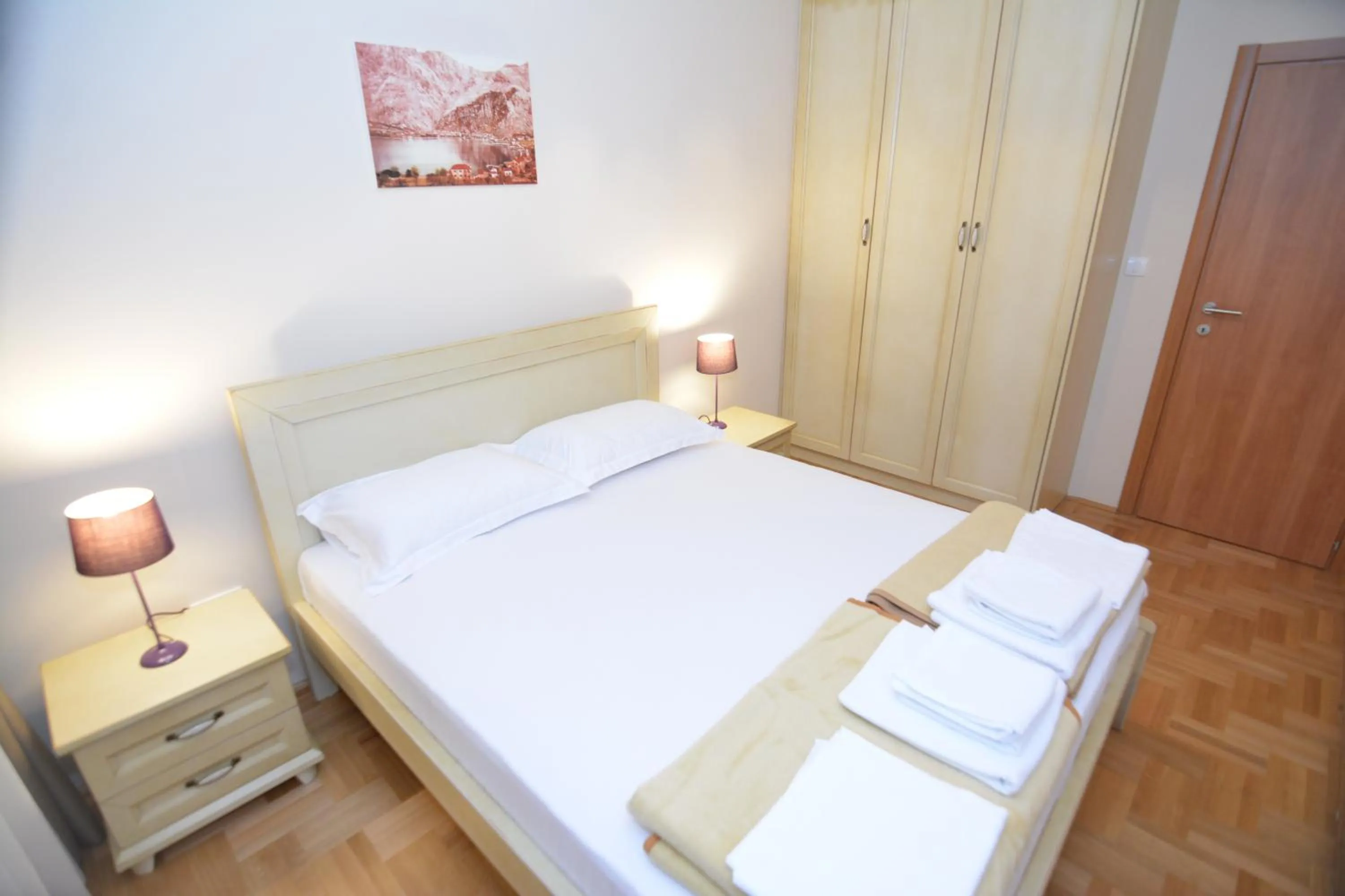 ROOMS & APARTMENTS DOBROTSKI DVORI