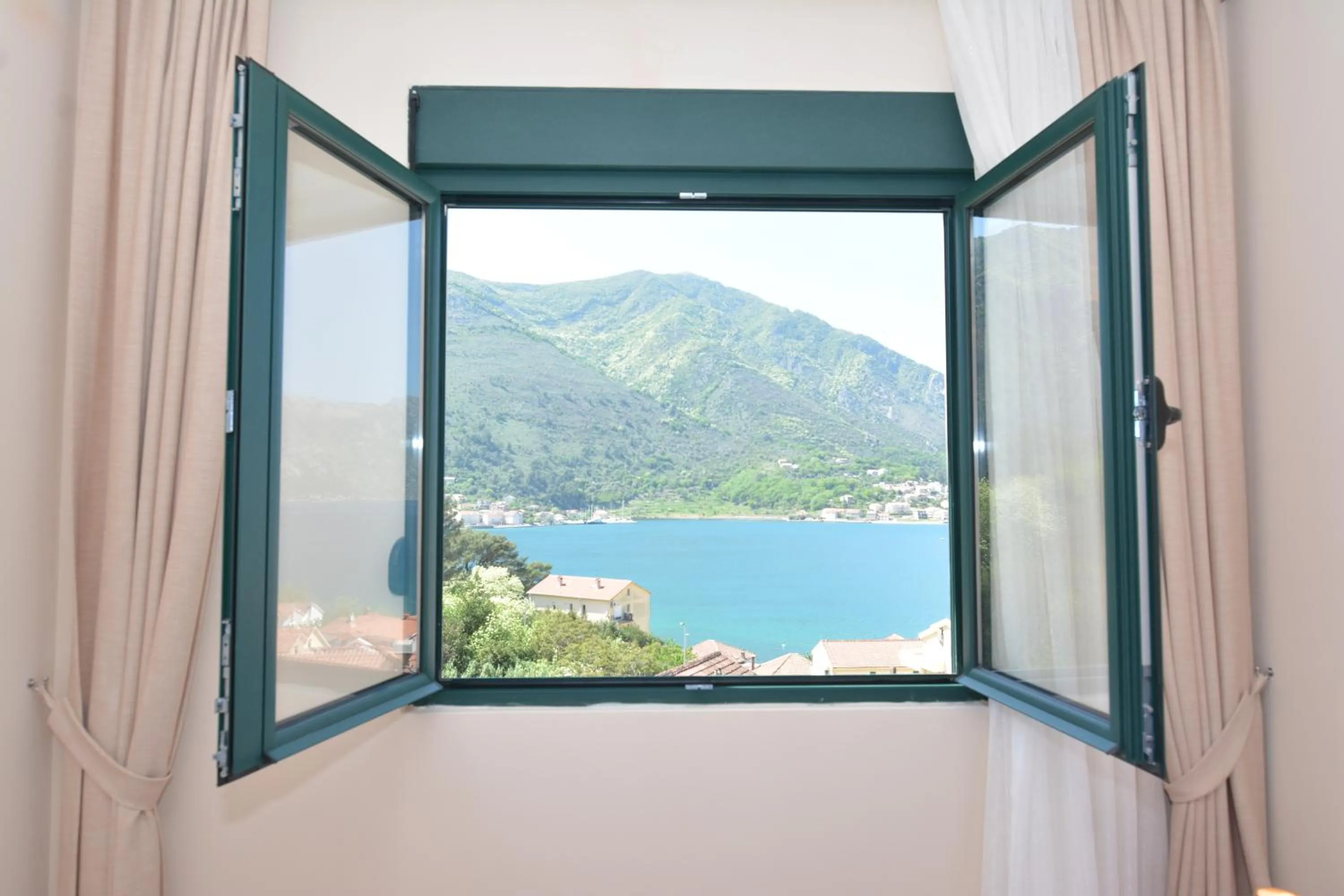 ROOMS & APARTMENTS DOBROTSKI DVORI