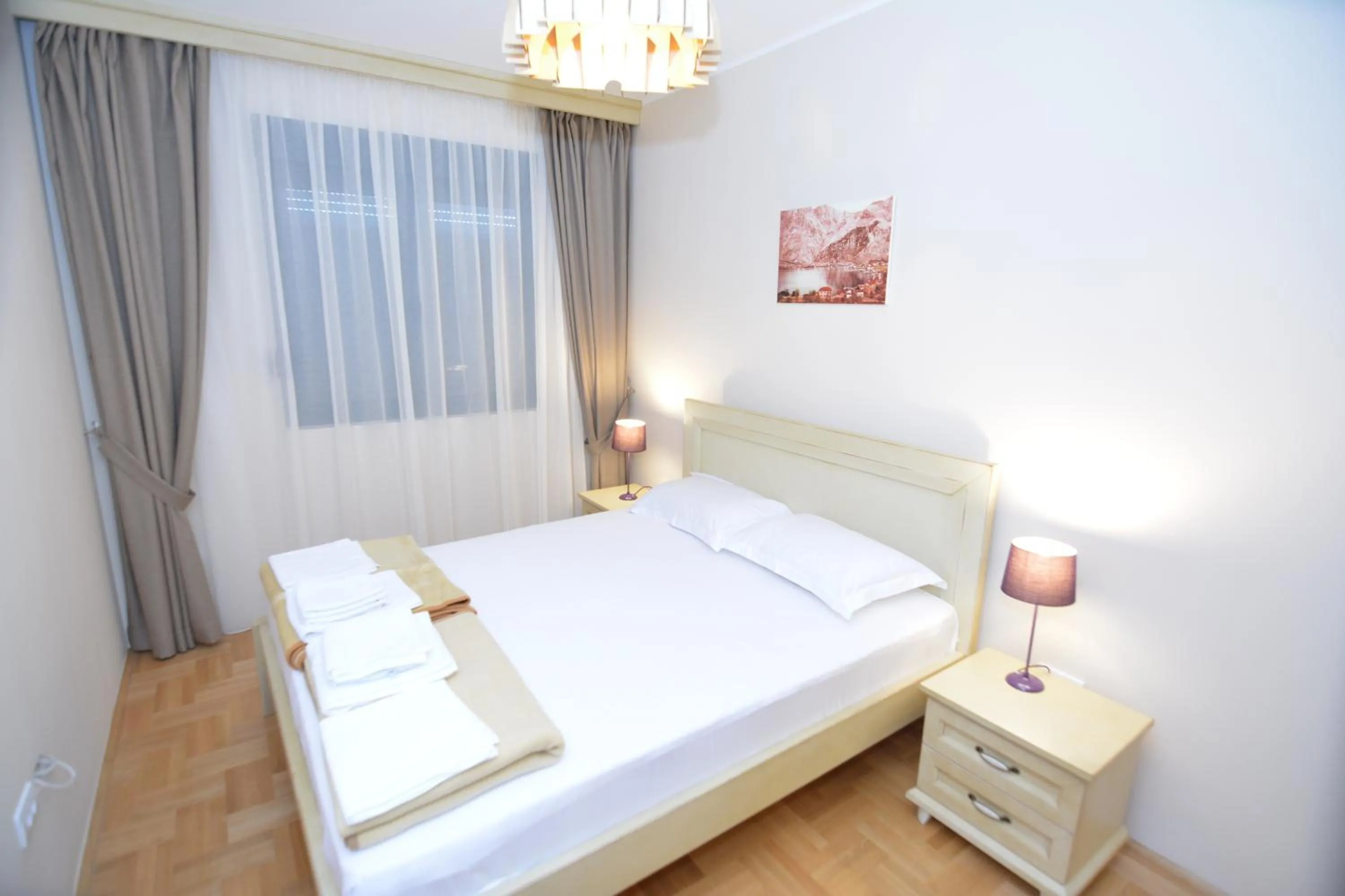 ROOMS & APARTMENTS DOBROTSKI DVORI
