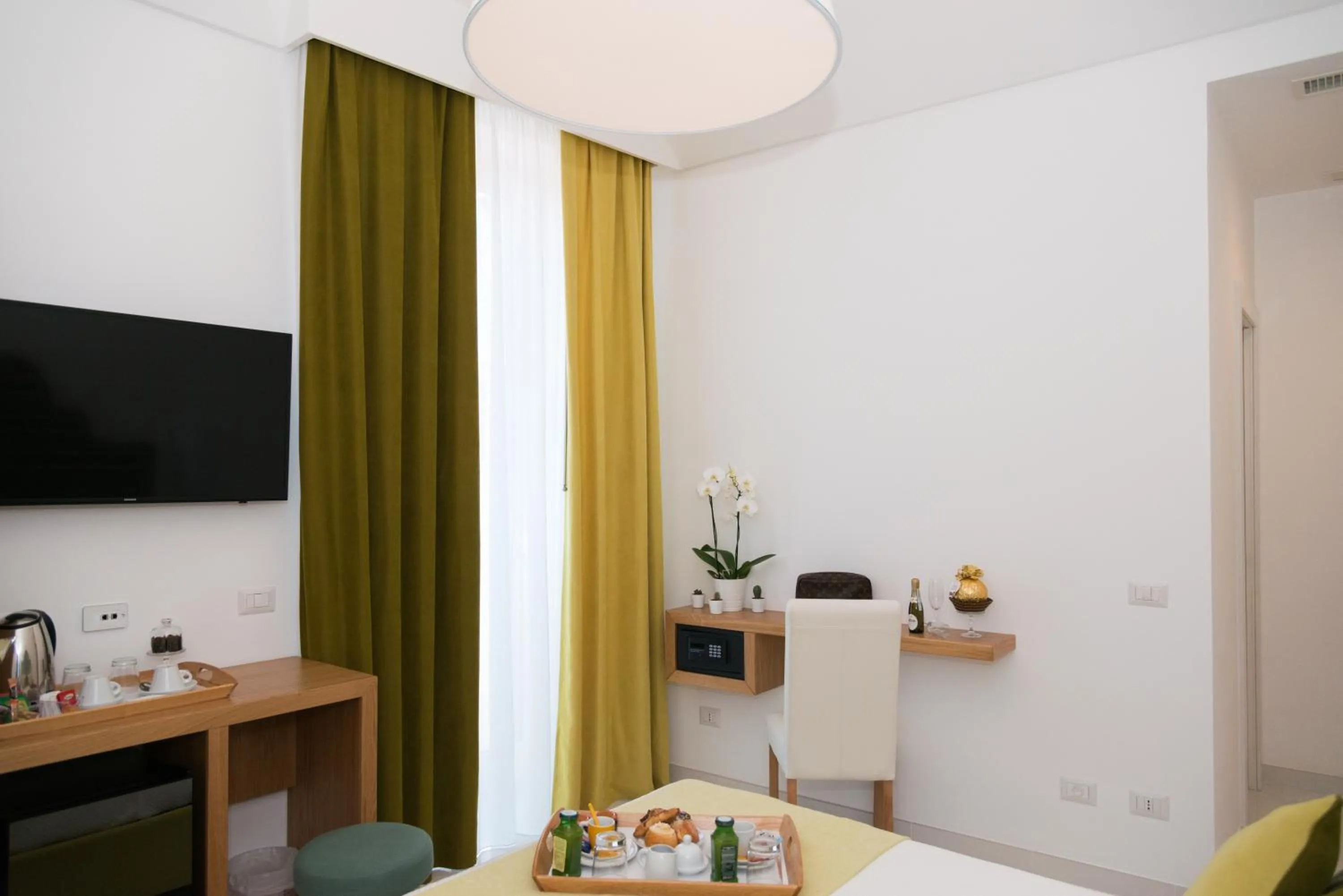 TV and multimedia in Sorrento Stylish Rooms