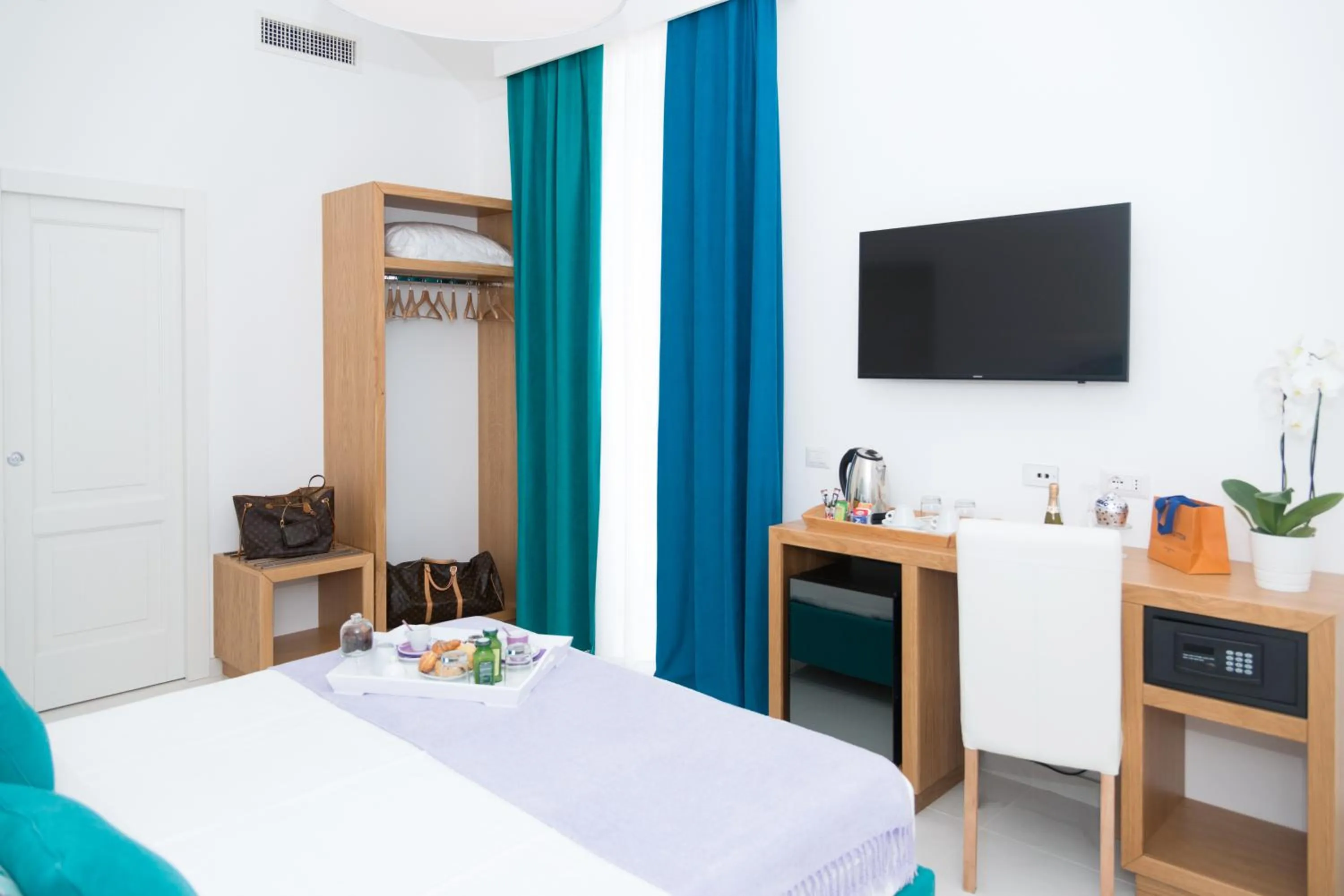 Bedroom, Bed in Sorrento Stylish Rooms