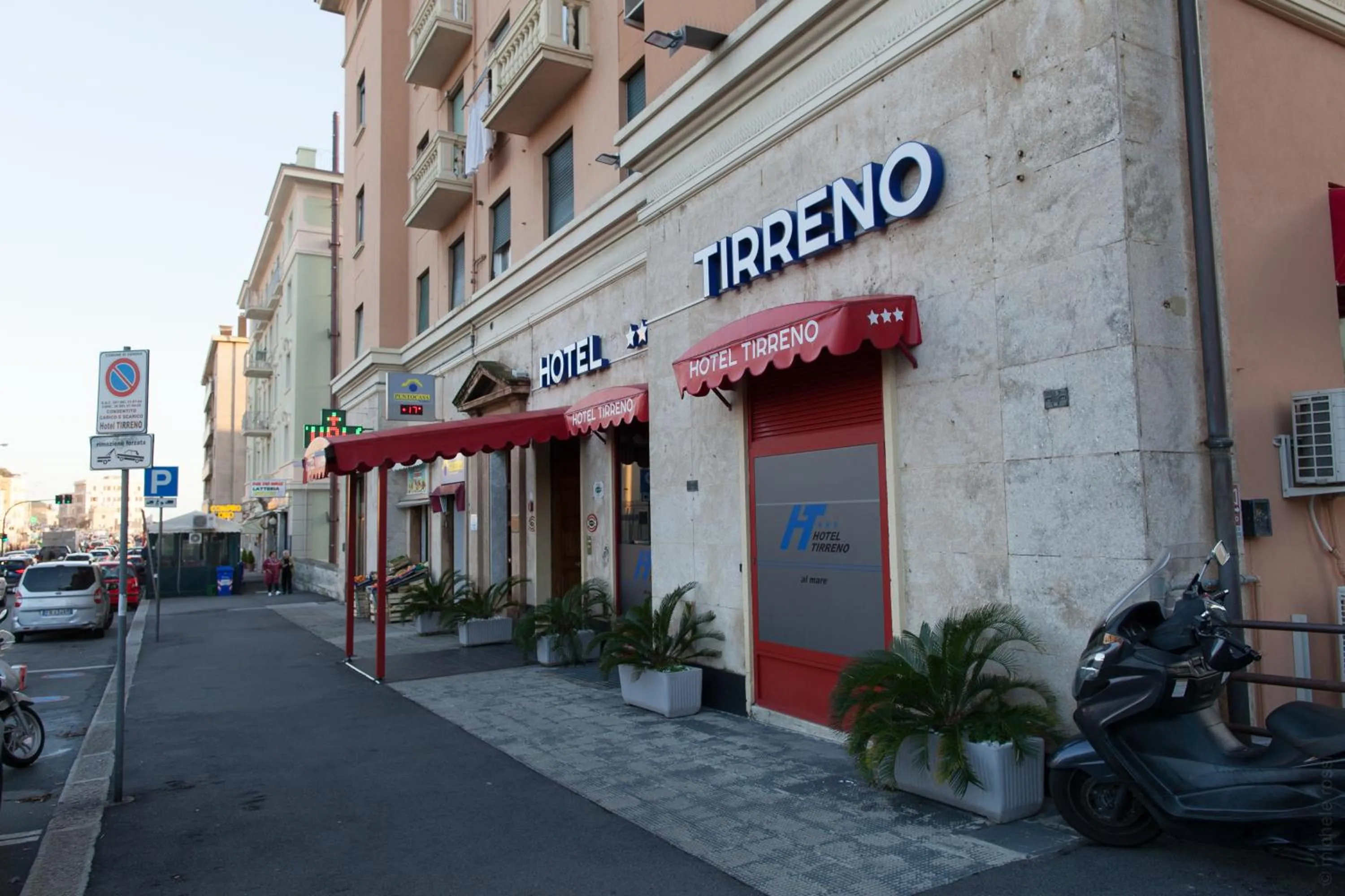 Facade/entrance in Hotel Tirreno