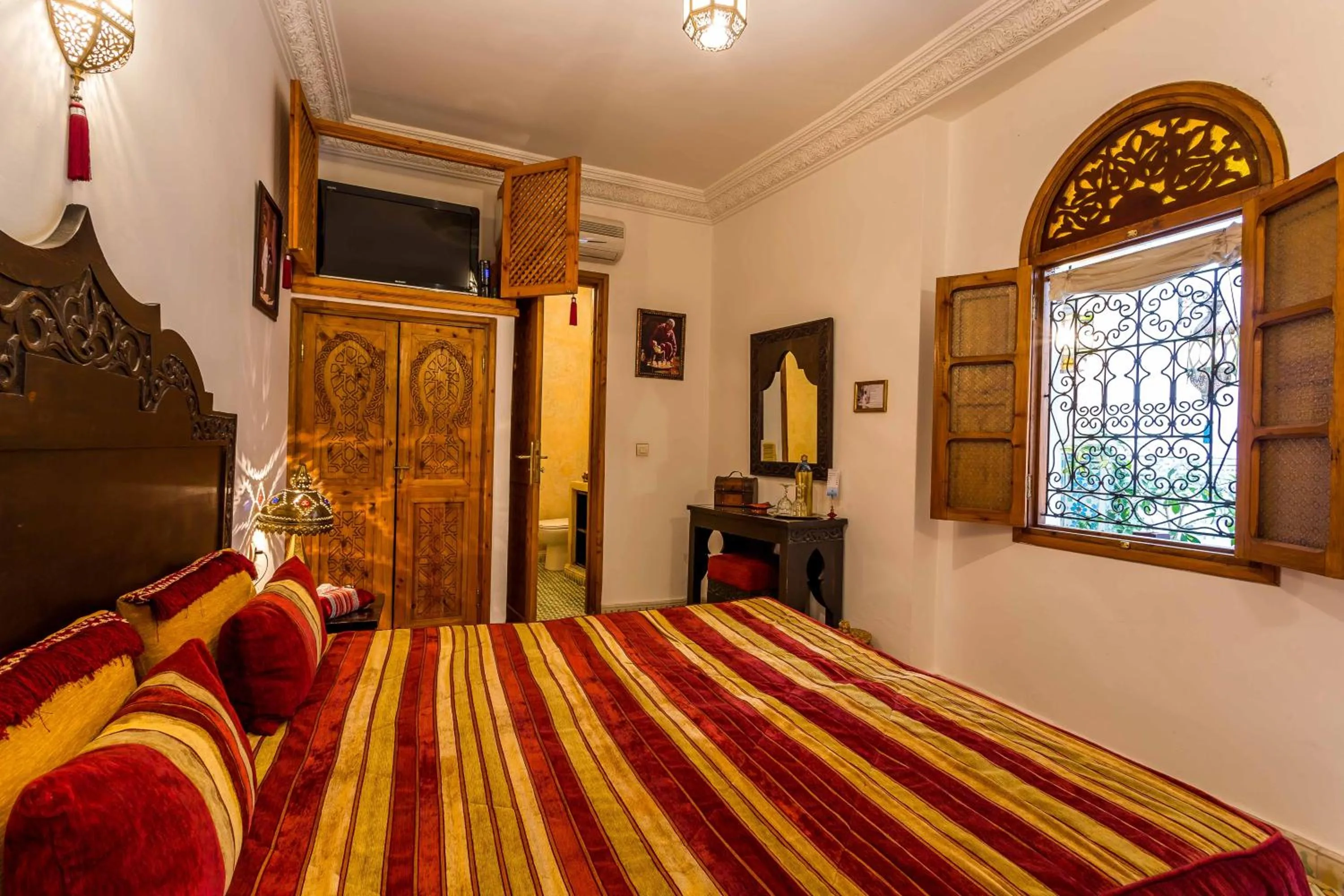 Photo of the whole room, Bed in Riad Mouna