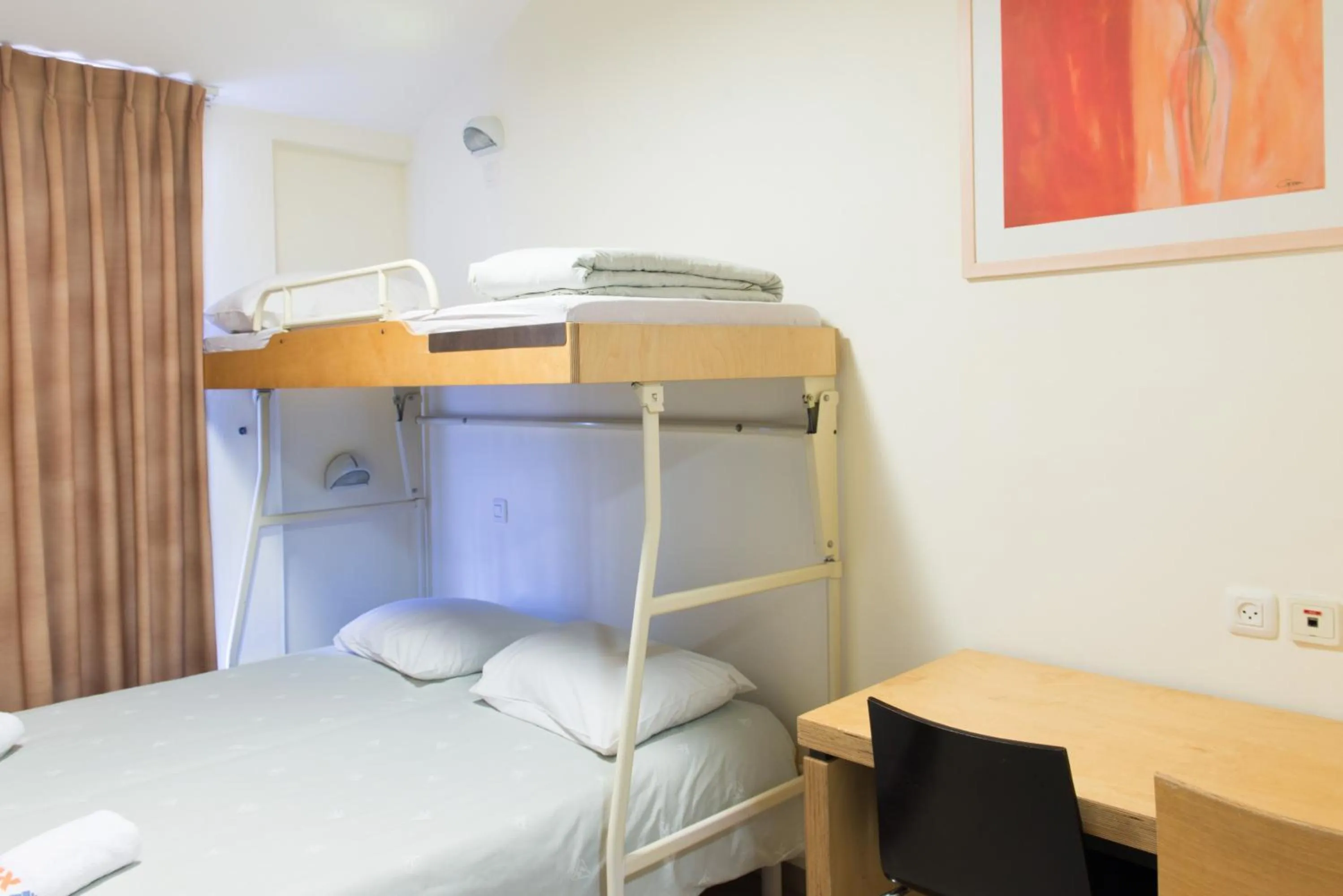 Bed in HI - Shlomi Hostel