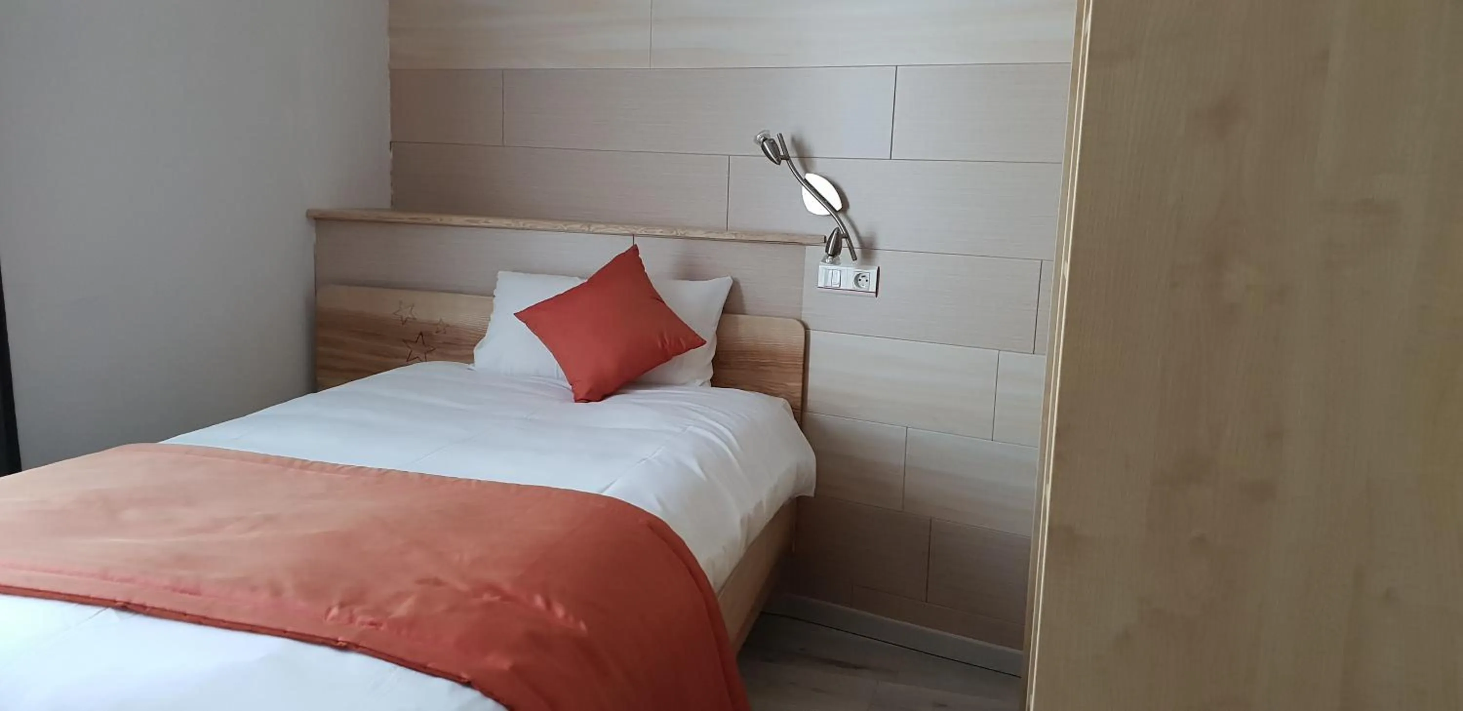 Bed in Logis Hôtel Restaurant Hostellerie de l'Étoile