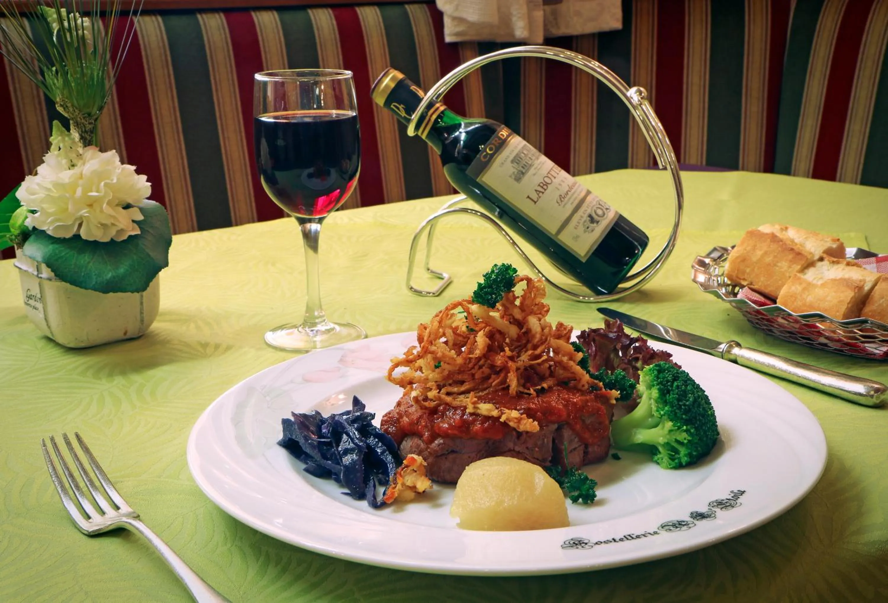 Food in Logis Hôtel Restaurant Hostellerie de l'Étoile