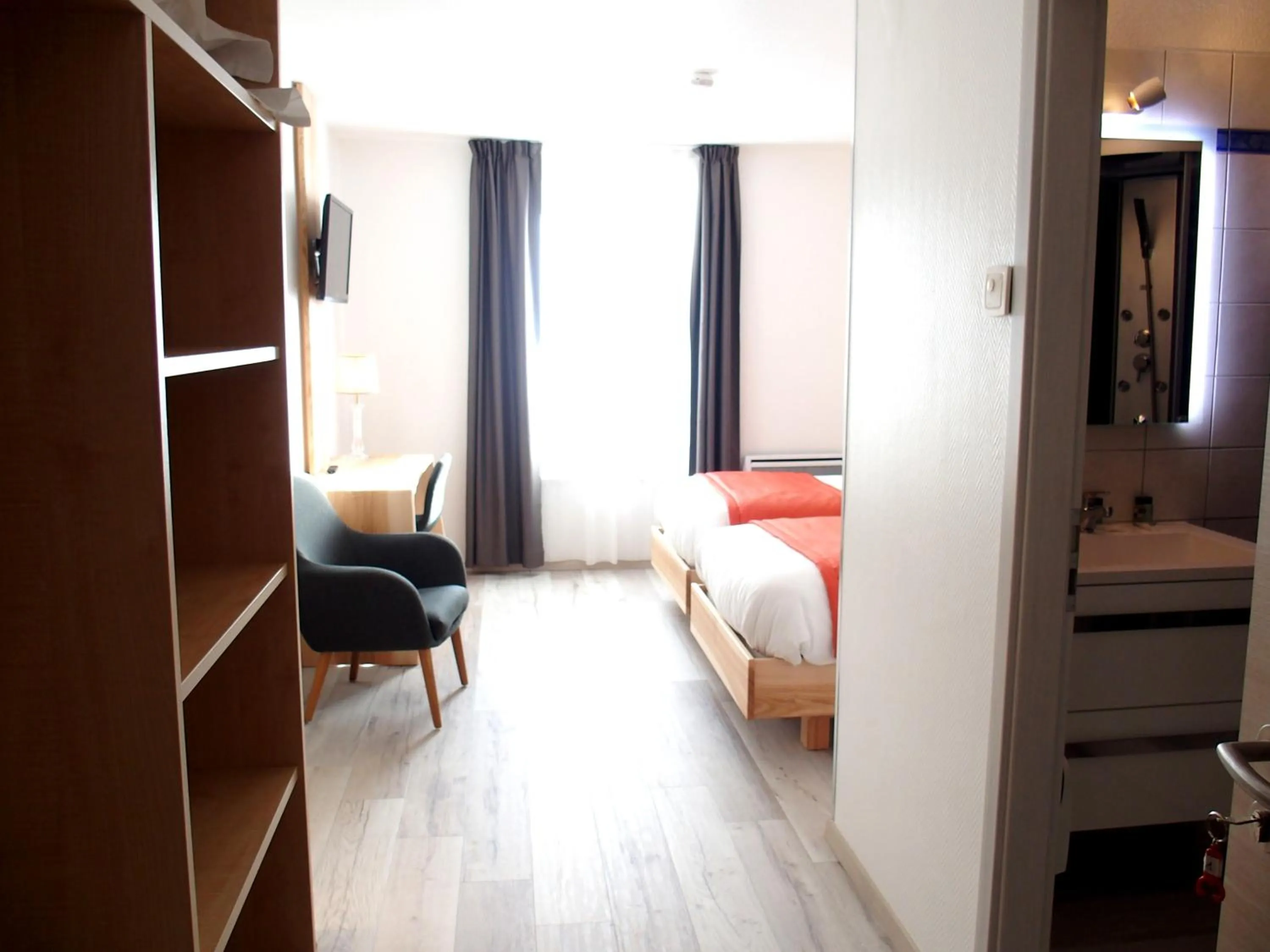 Photo of the whole room, Bed in Logis Hôtel Restaurant Hostellerie de l'Étoile