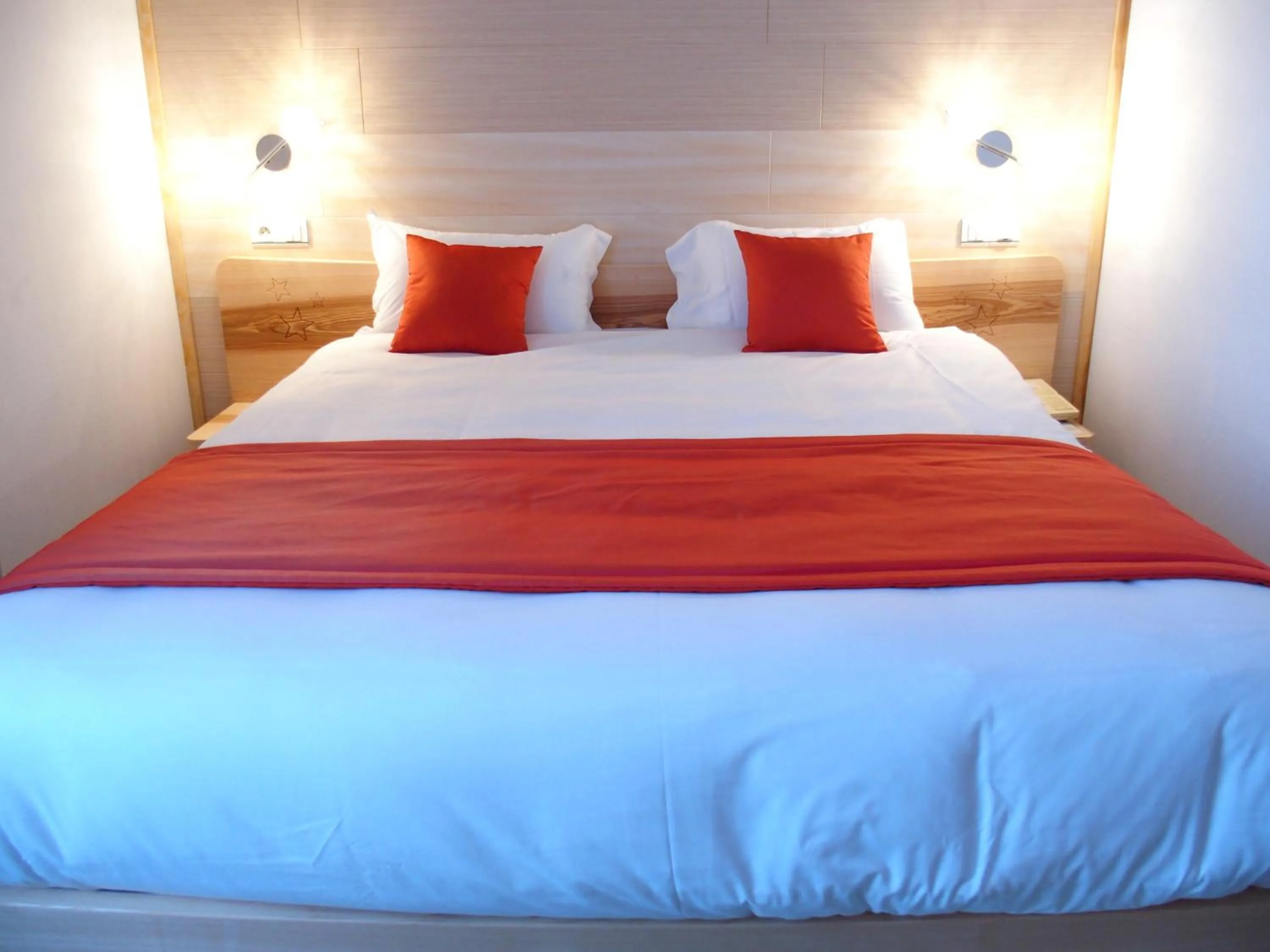 Bed in Logis Hôtel Restaurant Hostellerie de l'Étoile