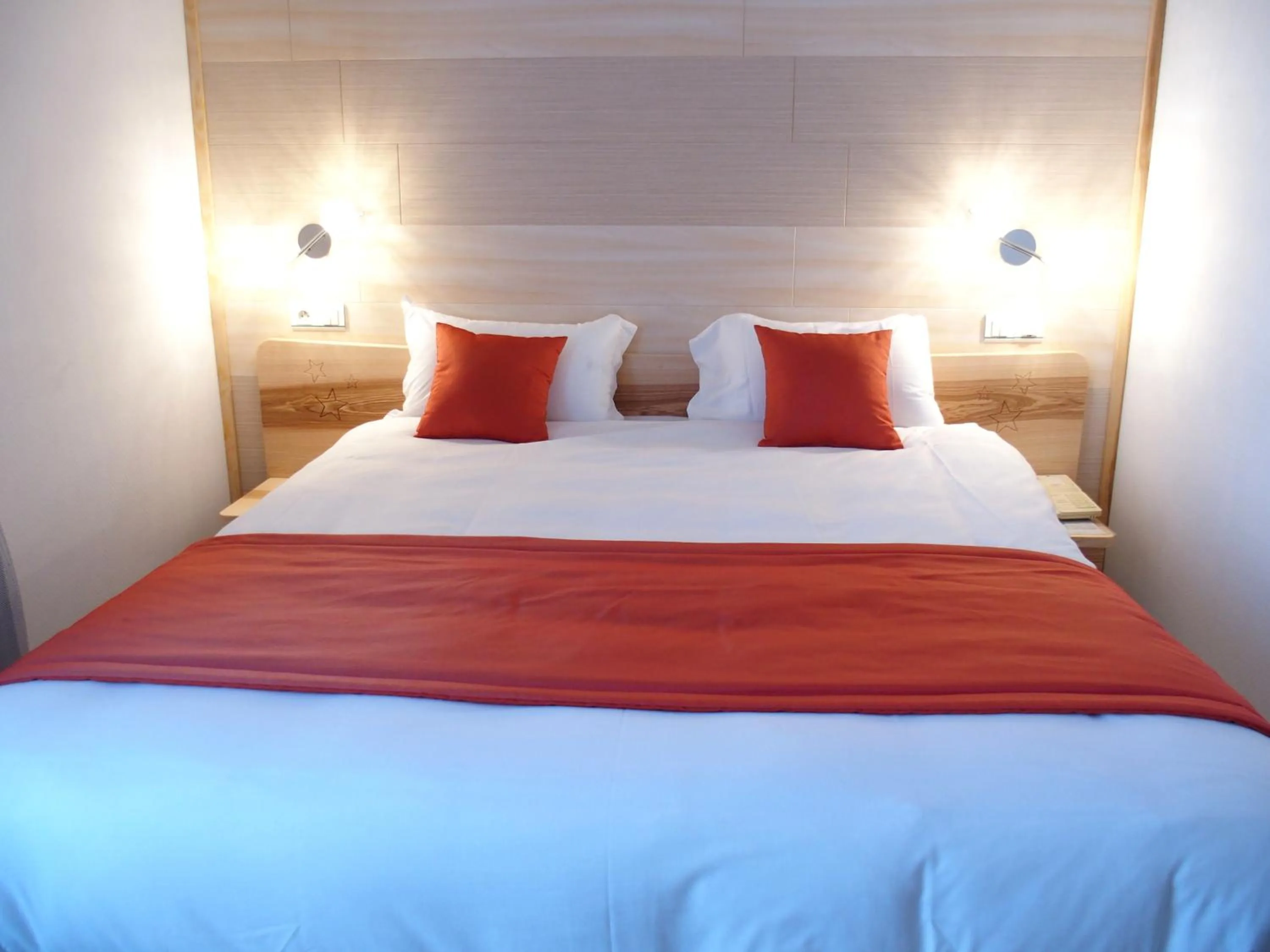 Bed in Logis Hôtel Restaurant Hostellerie de l'Étoile