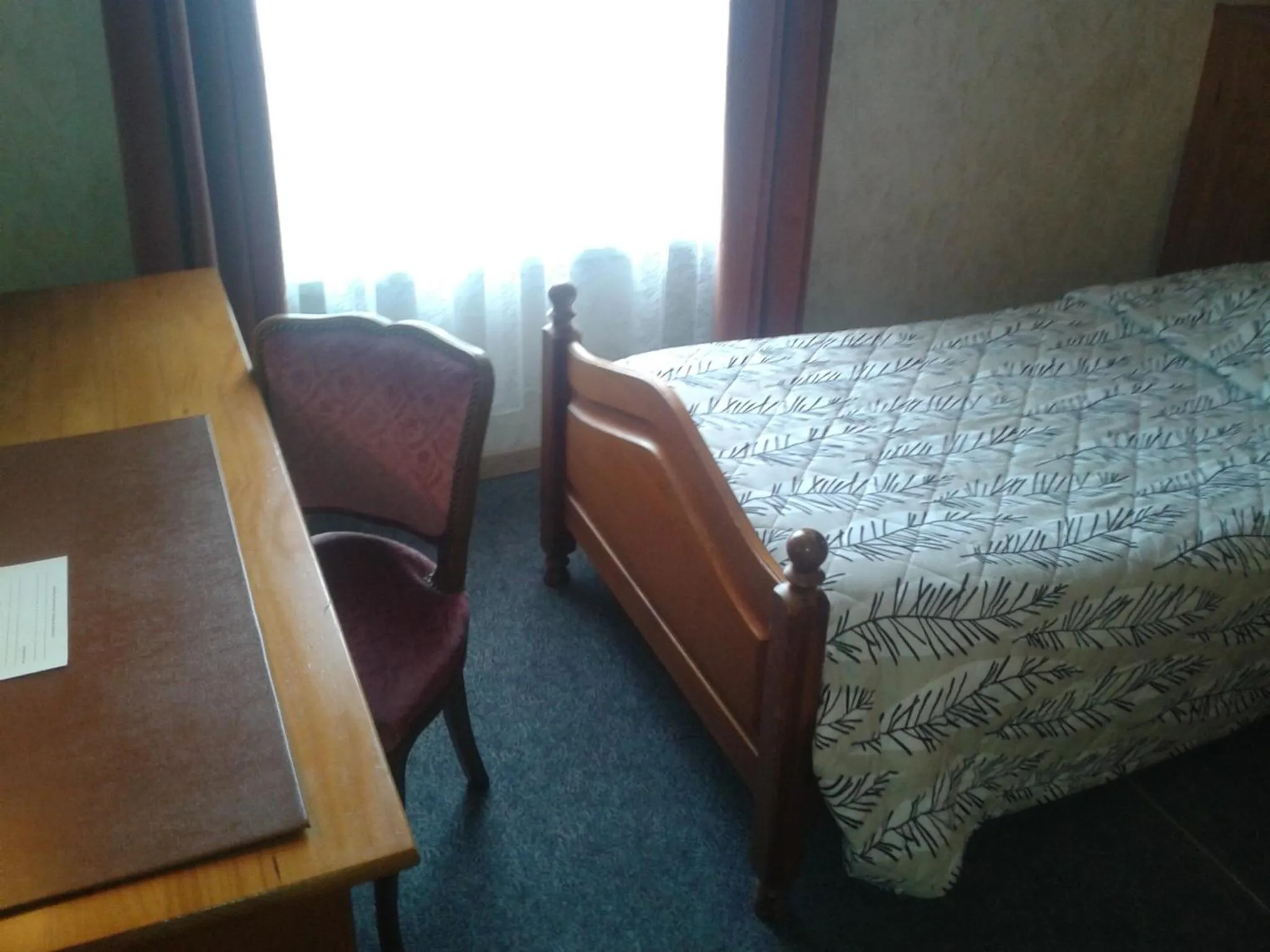 Bed in Logis Hôtel Restaurant Hostellerie de l'Étoile