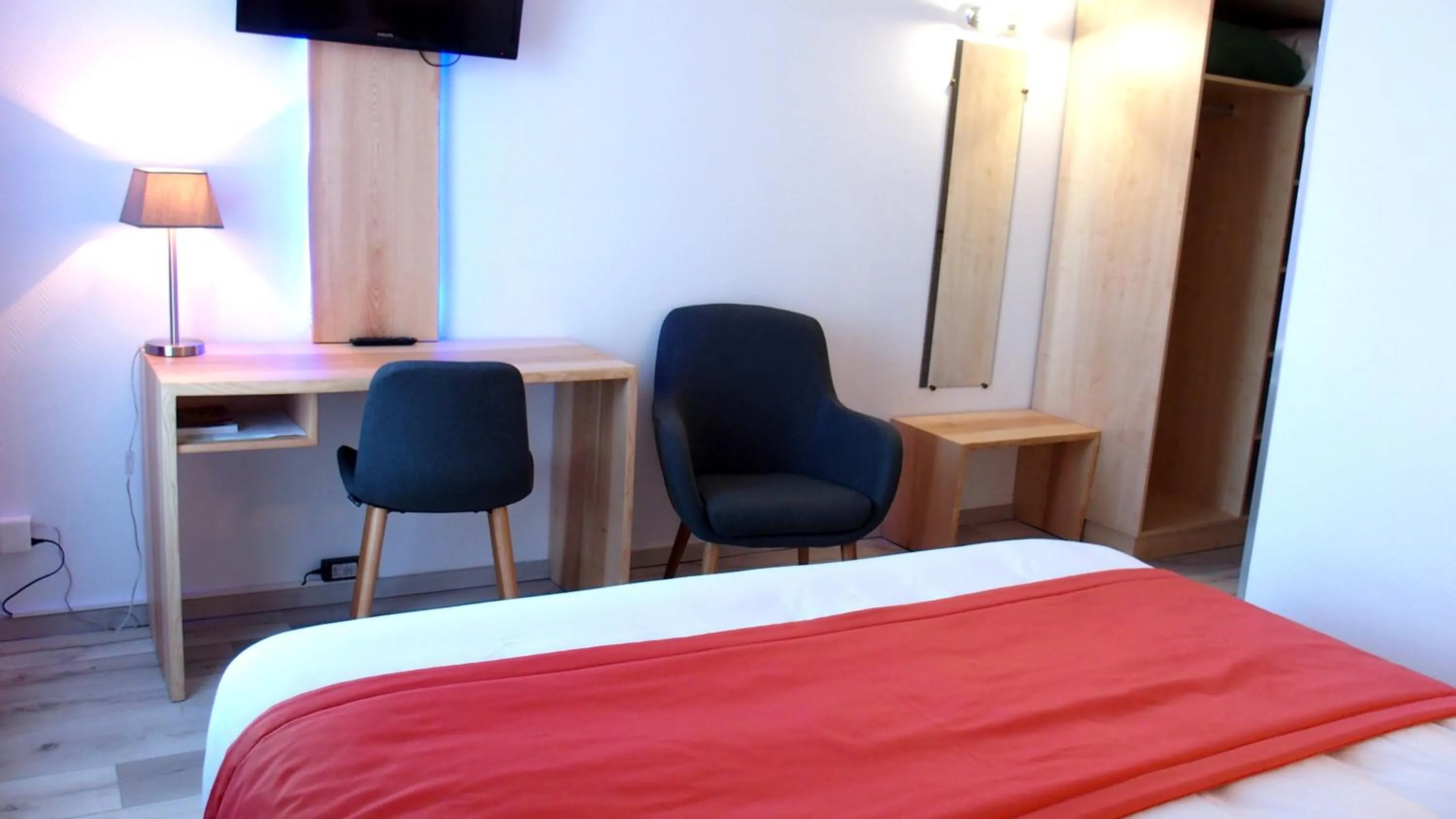 Seating area, Bed in Logis Hôtel Restaurant Hostellerie de l'Étoile