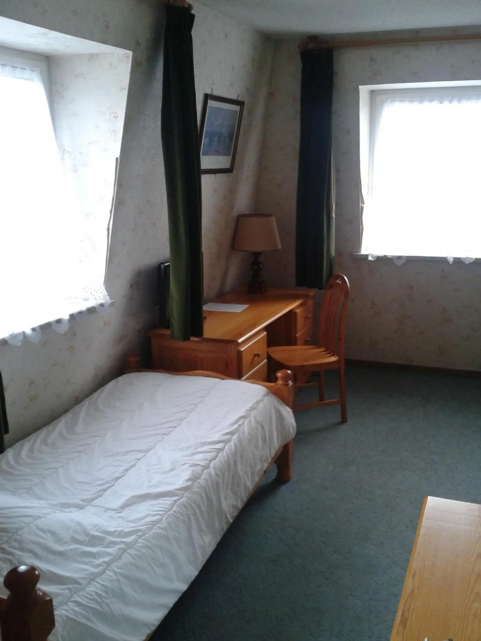 Bed in Logis Hôtel Restaurant Hostellerie de l'Étoile