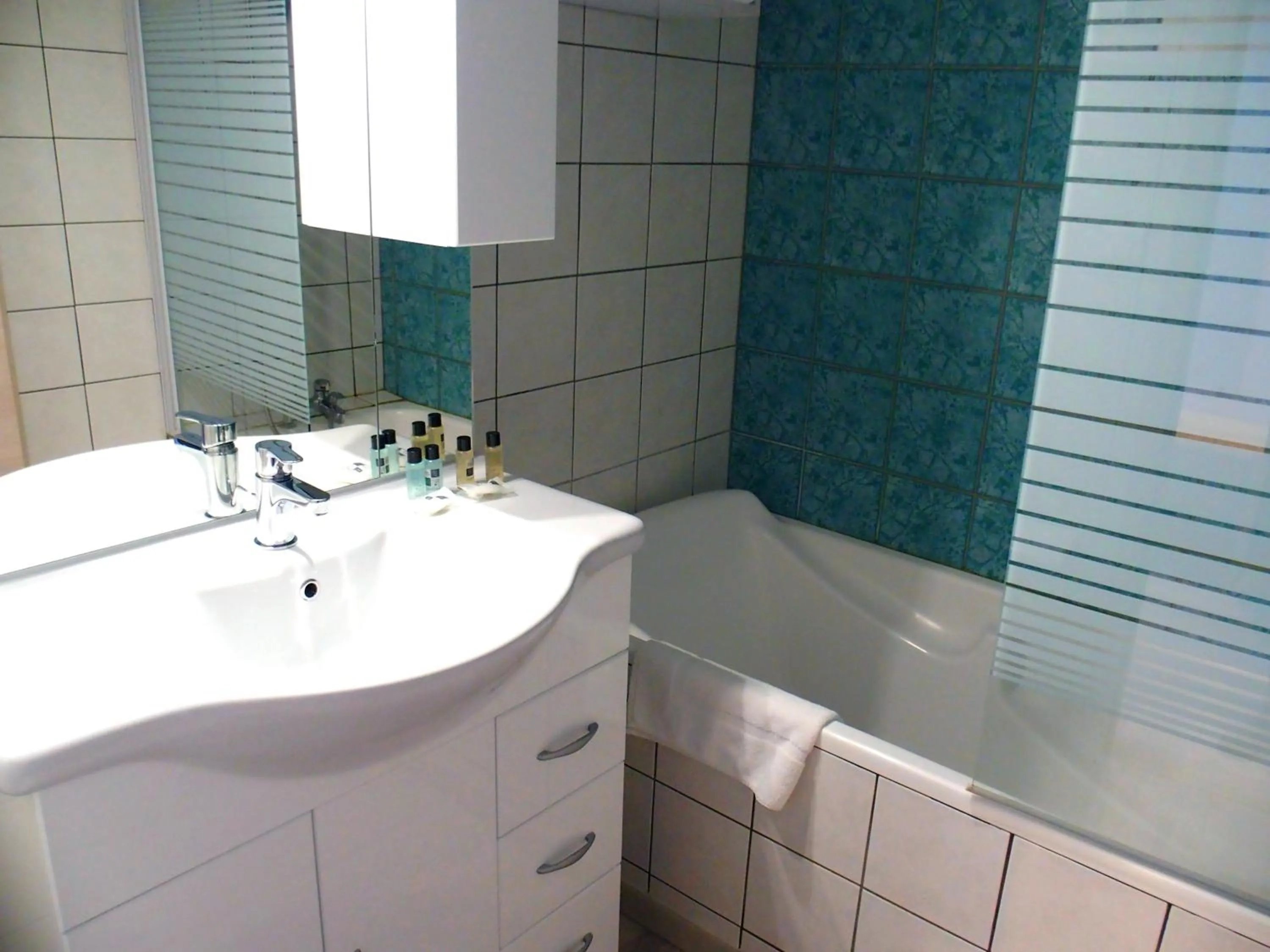 Bathroom in Logis Hôtel Restaurant Hostellerie de l'Étoile