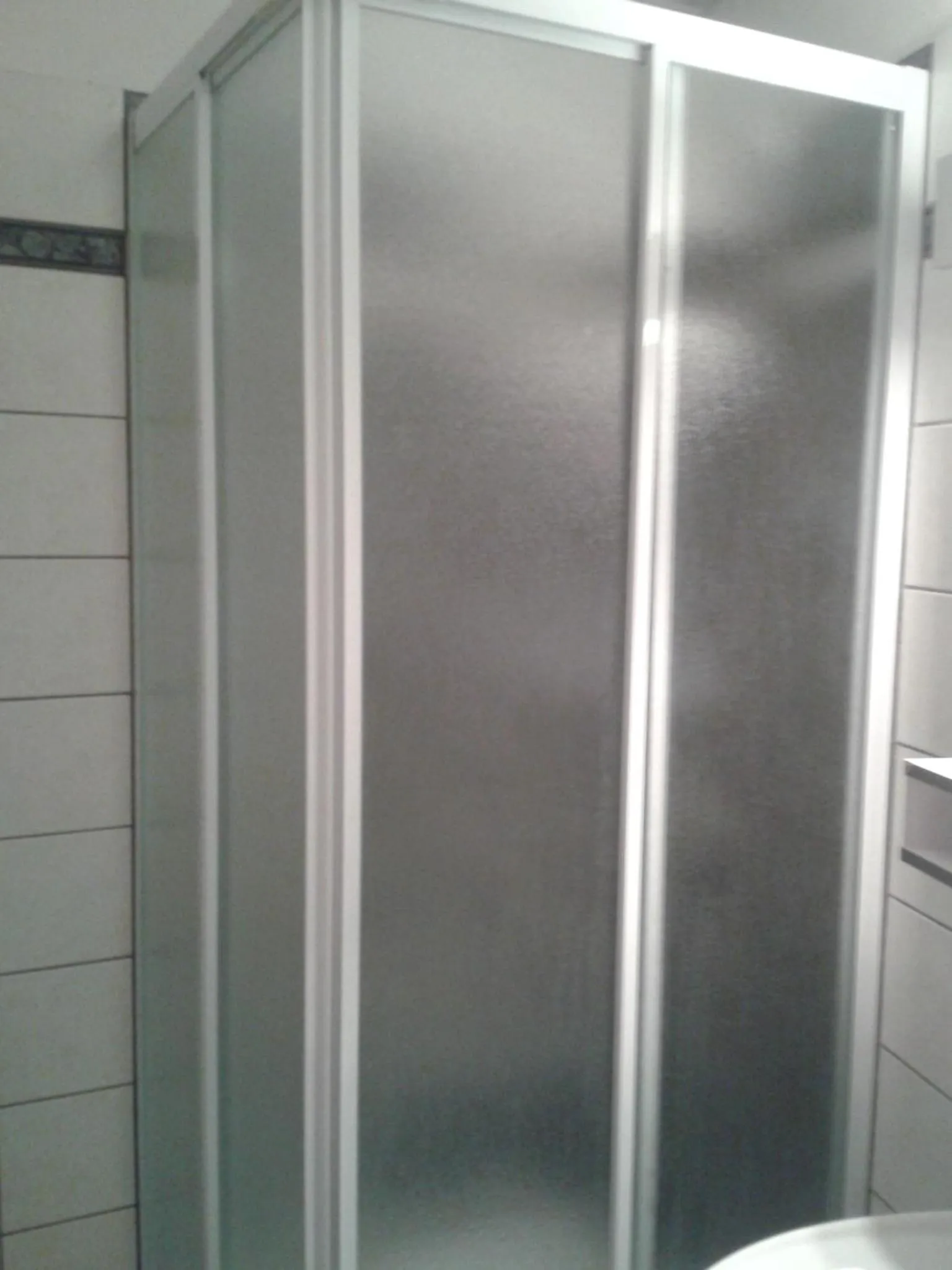 Shower in Logis Hôtel Restaurant Hostellerie de l'Étoile