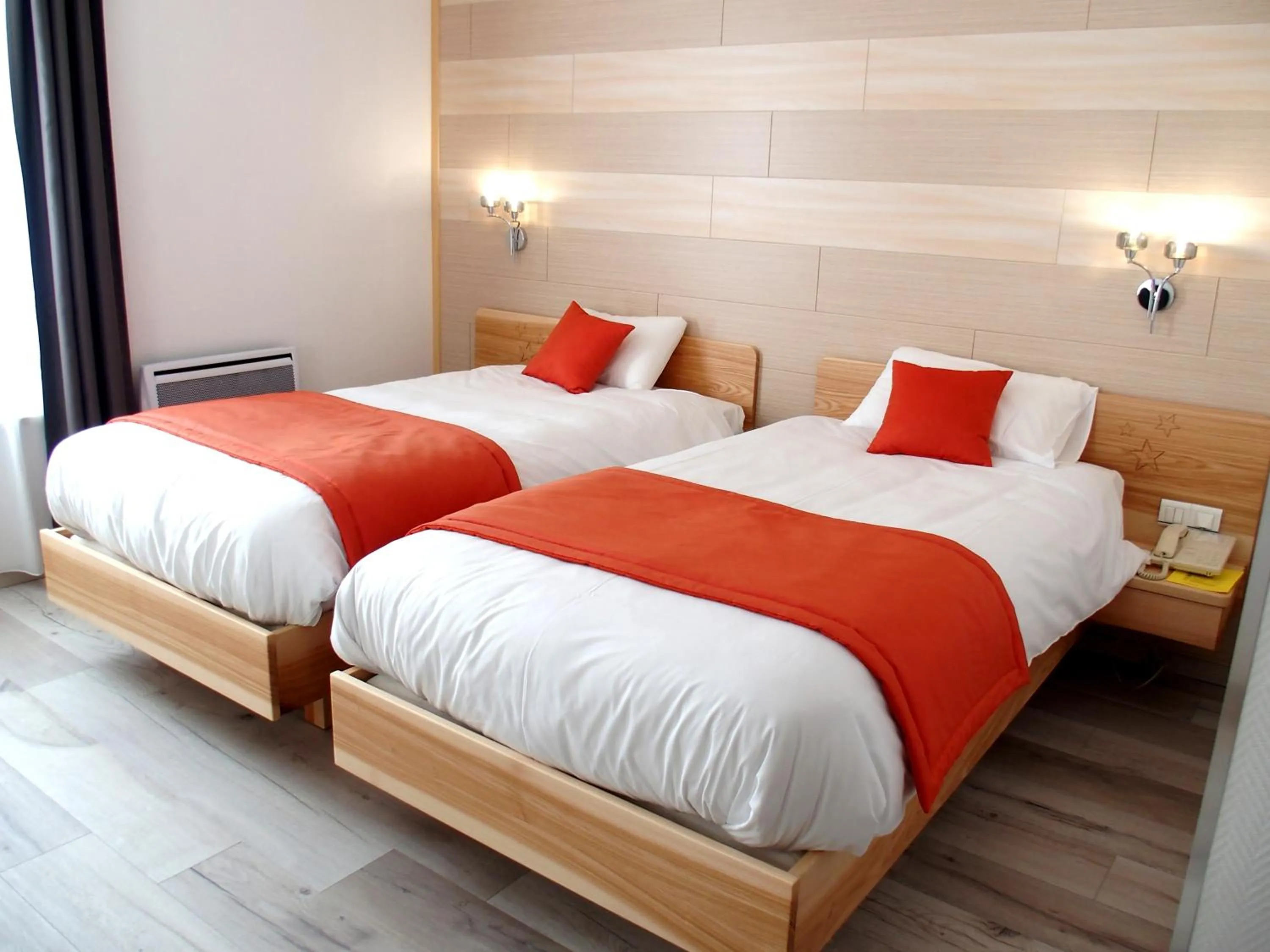 Photo of the whole room, Bed in Logis Hôtel Restaurant Hostellerie de l'Étoile