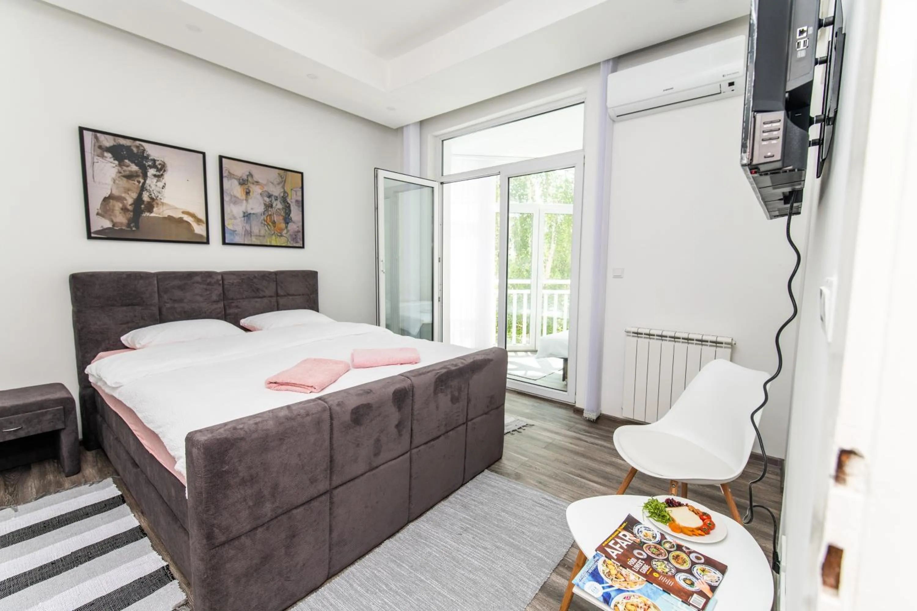 Modern Apartment in the Heart of the City Center!