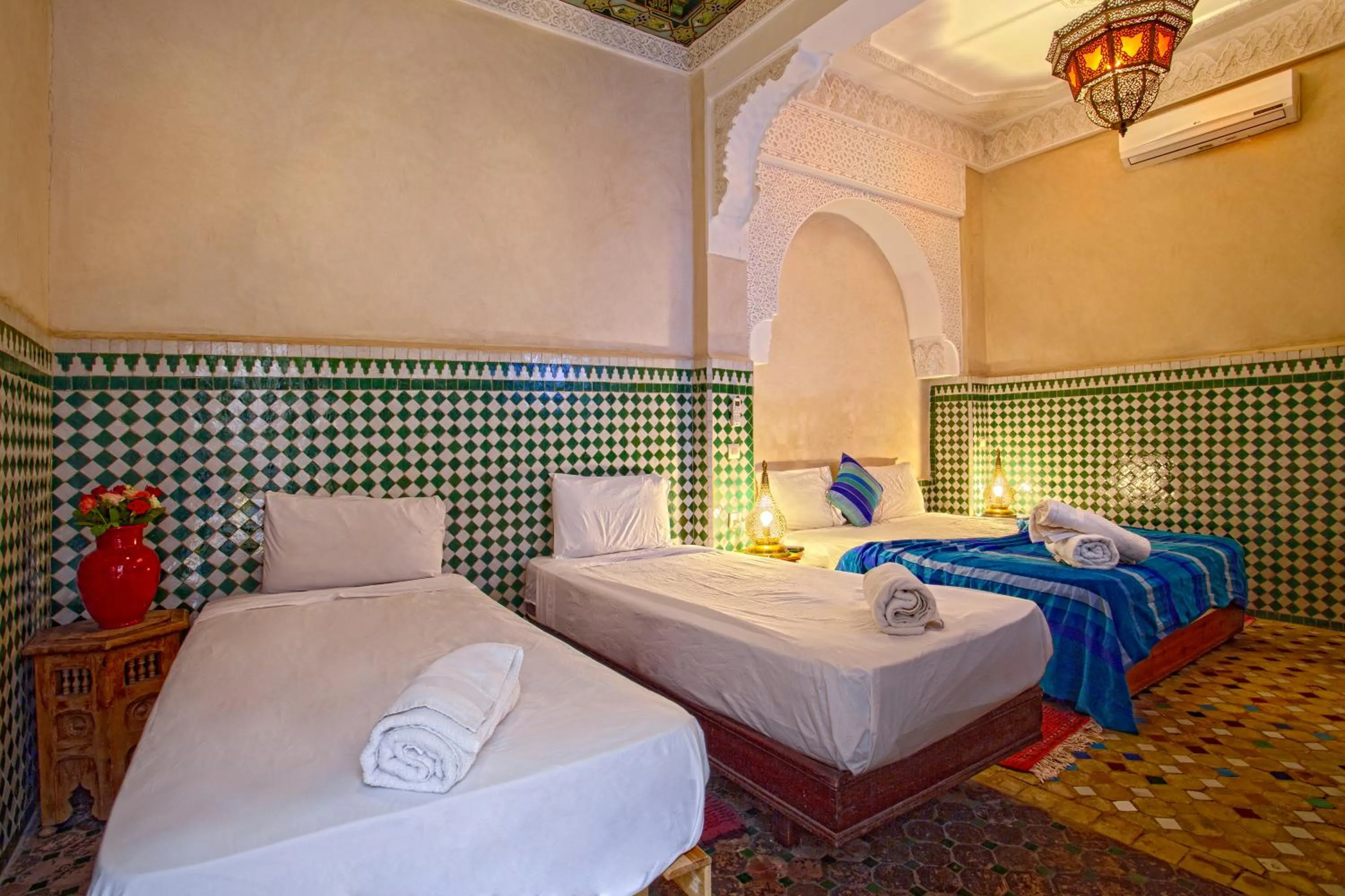 Bed in Riad Lakhdar