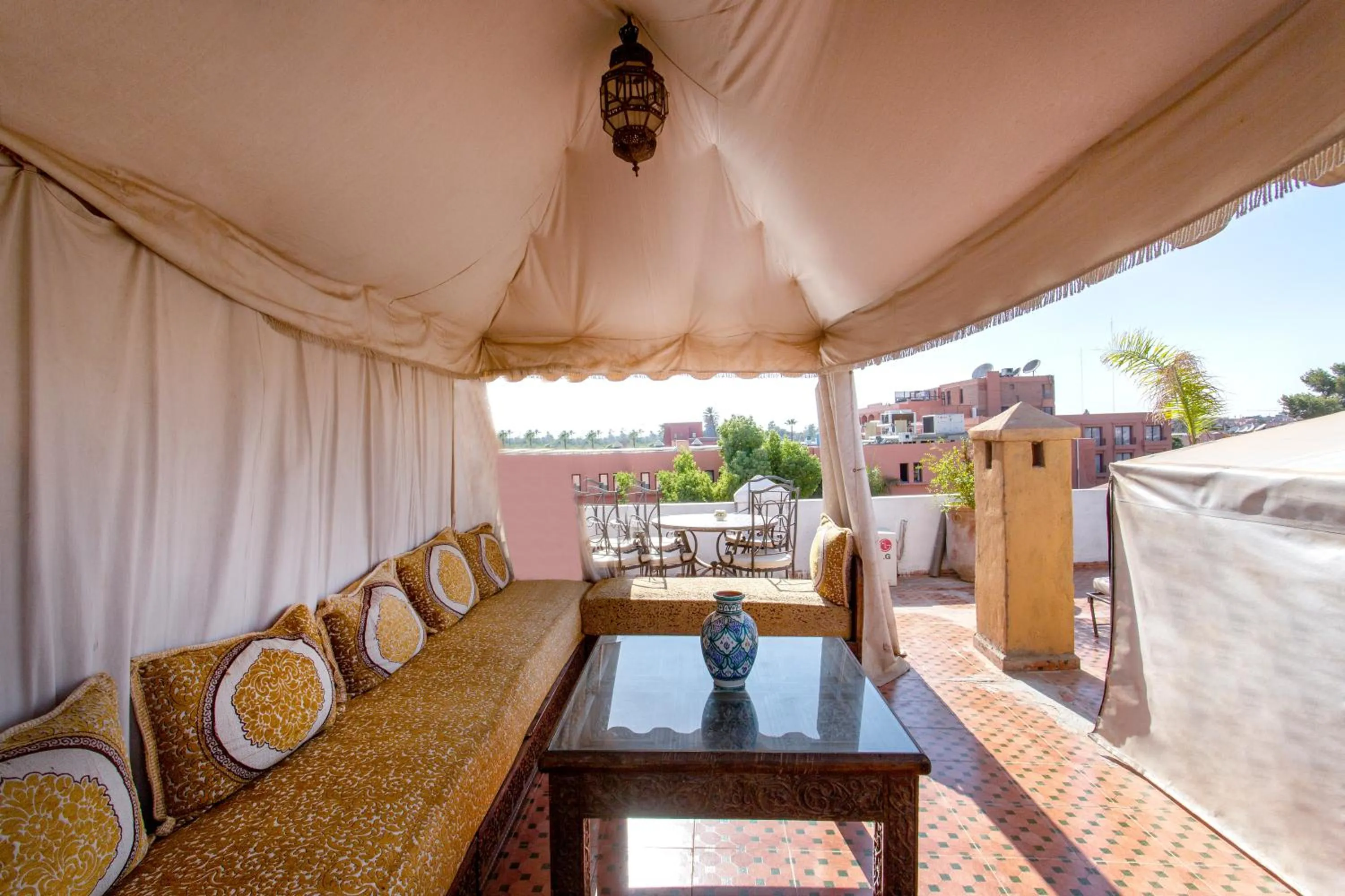 Restaurant/places to eat in Riad Lakhdar