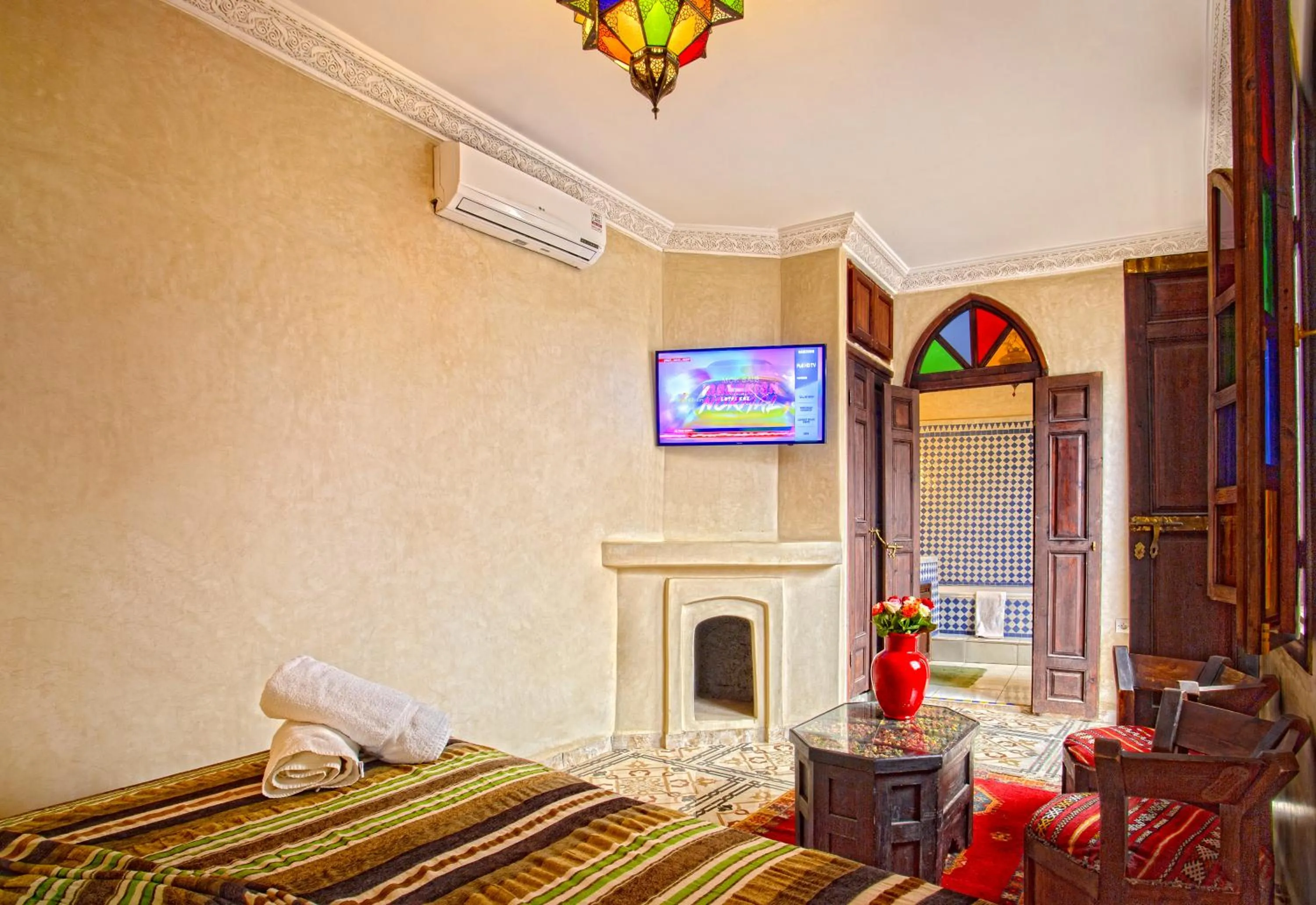 Hot Spring Bath, Bed in Riad Lakhdar