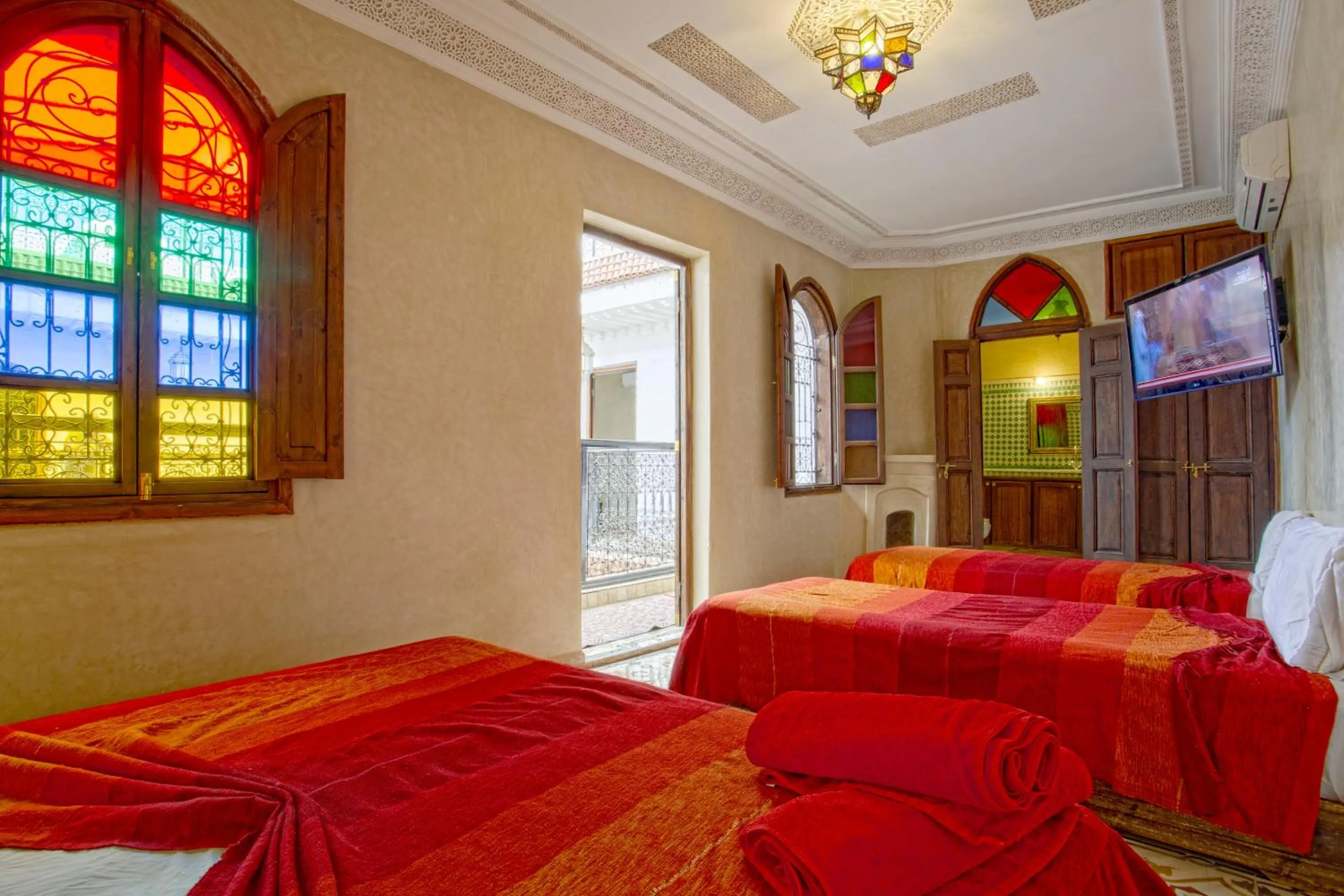 Photo of the whole room, Bed in Riad Lakhdar