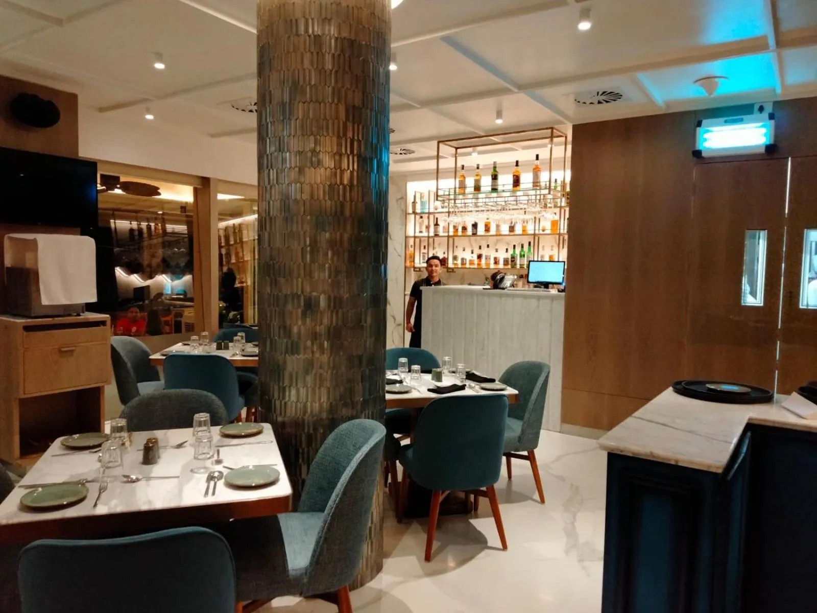 Restaurant/places to eat in Citizen Hotel