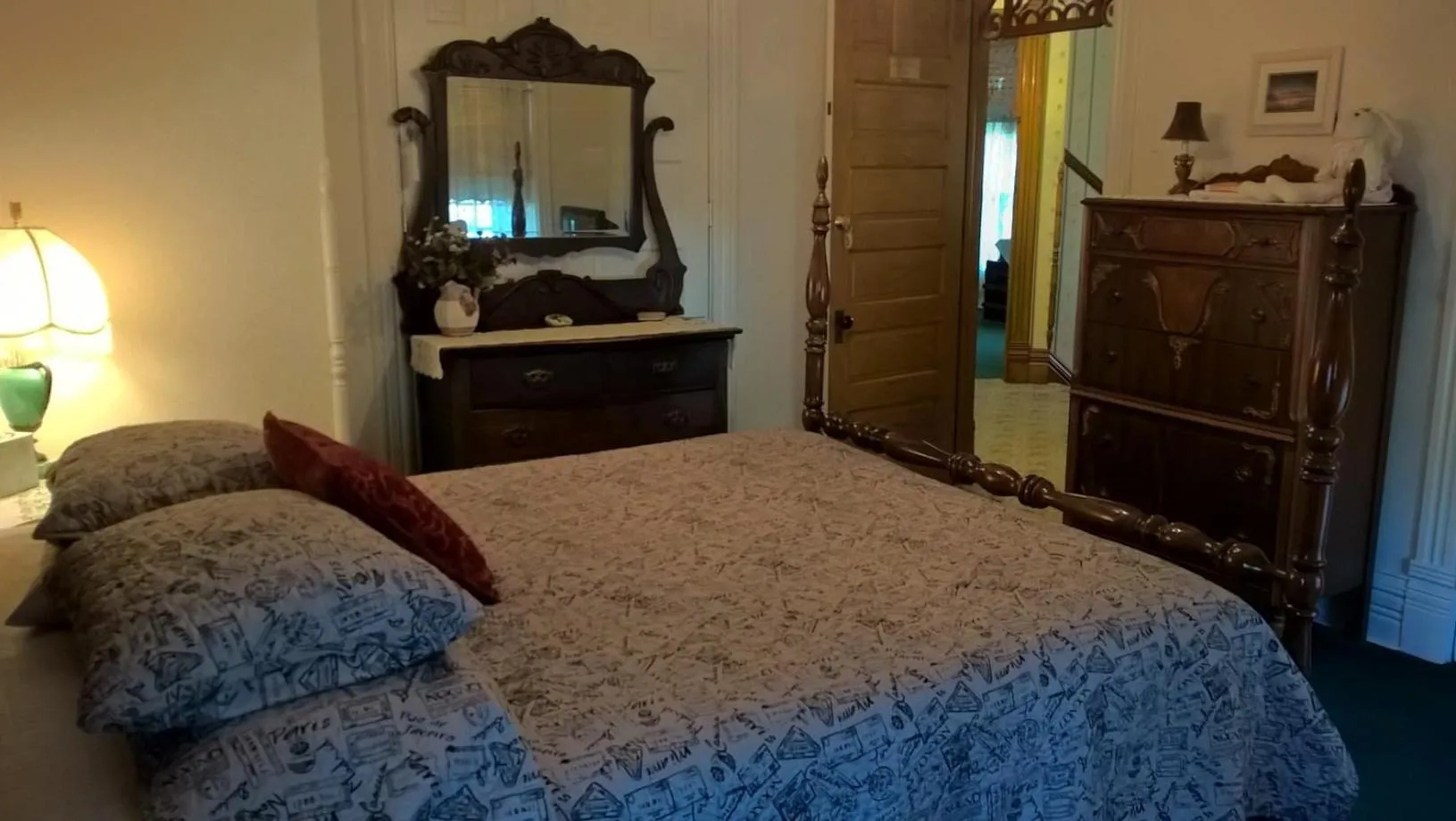 Bed in Innisfree Bed & Breakfast