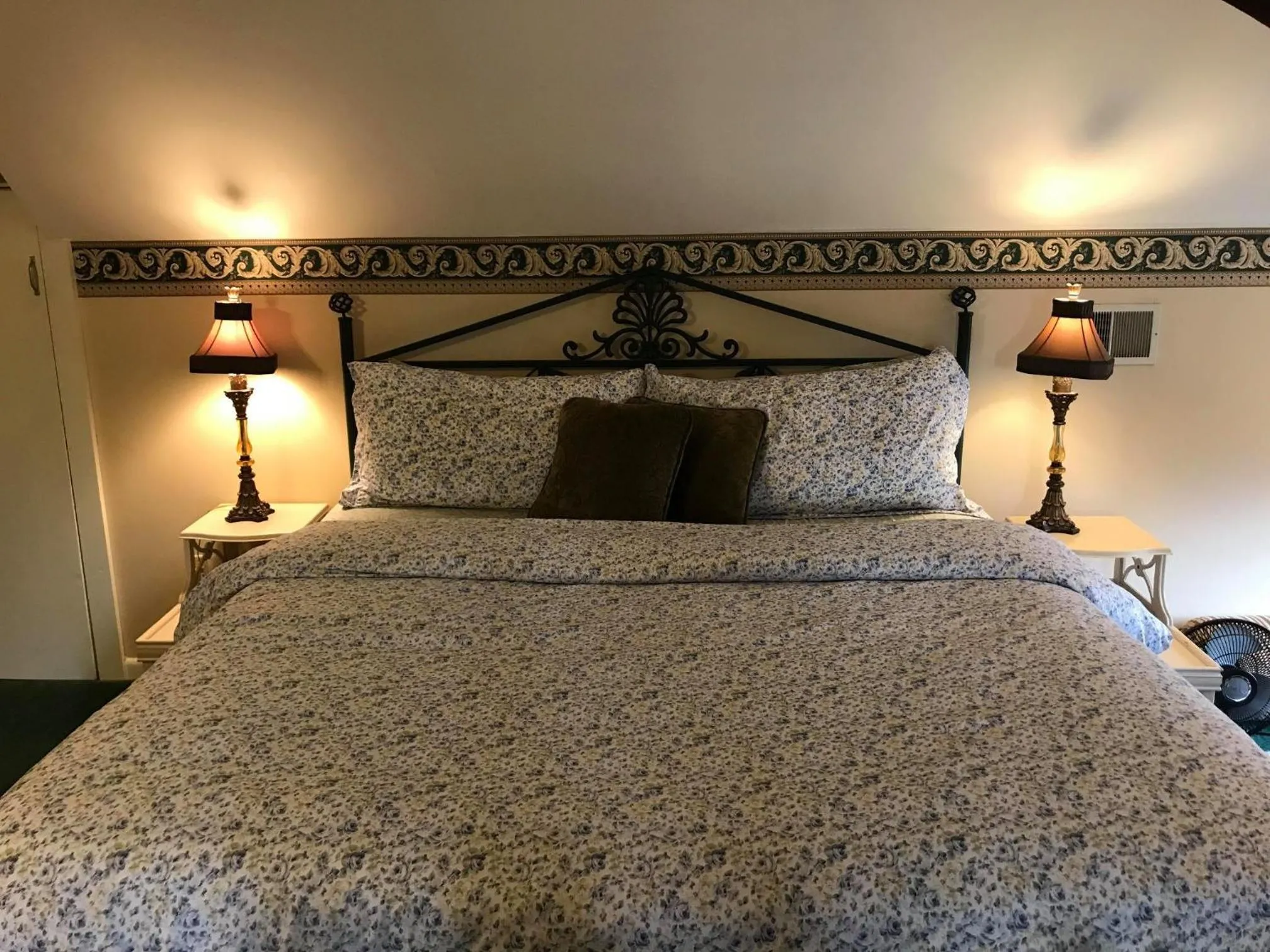 Bed in Innisfree Bed & Breakfast