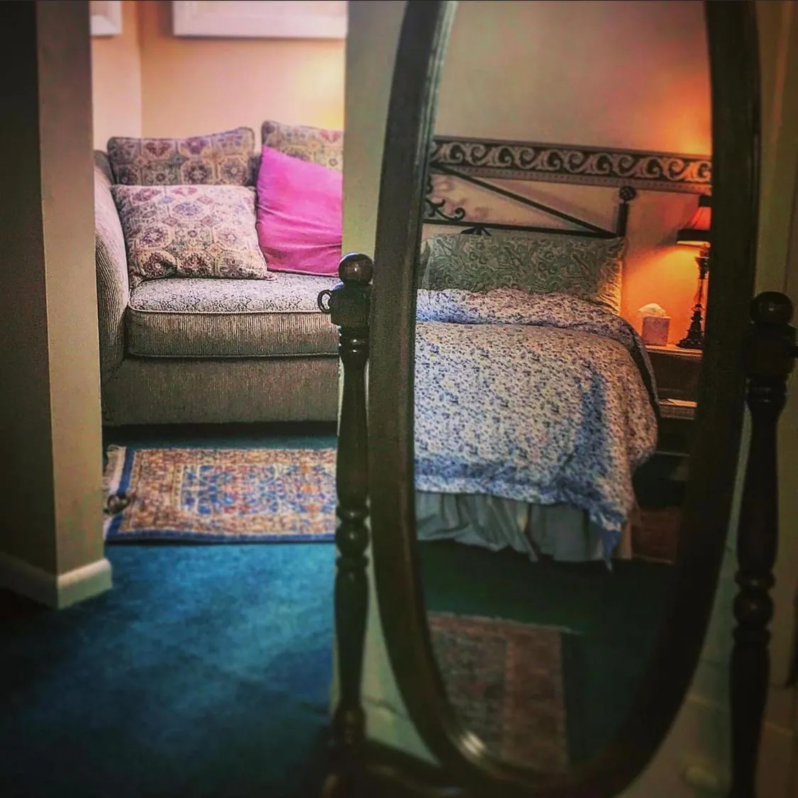 Seating area, Bed in Innisfree Bed & Breakfast